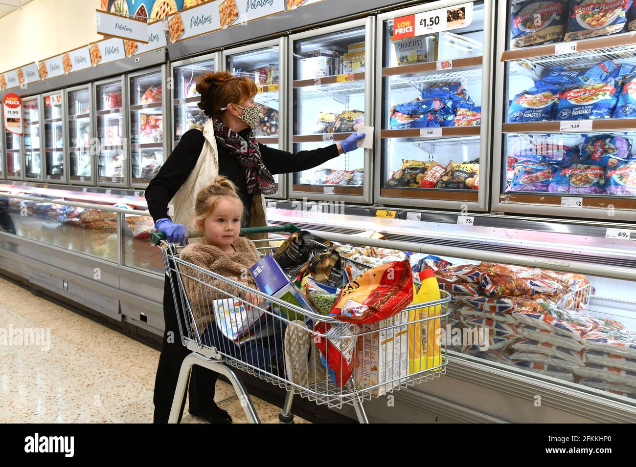 Donna e bambino shopping in Morrisons supermercato Gran Bretagna, Regno Unito madre bambini ragazze ragazza Foto Stock