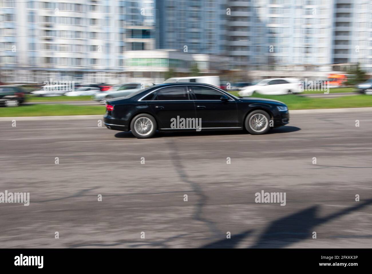 Ucraina, Kiev - 26 aprile 2021: Auto Audi A8 nera in movimento per la strada. Editoriale Foto Stock