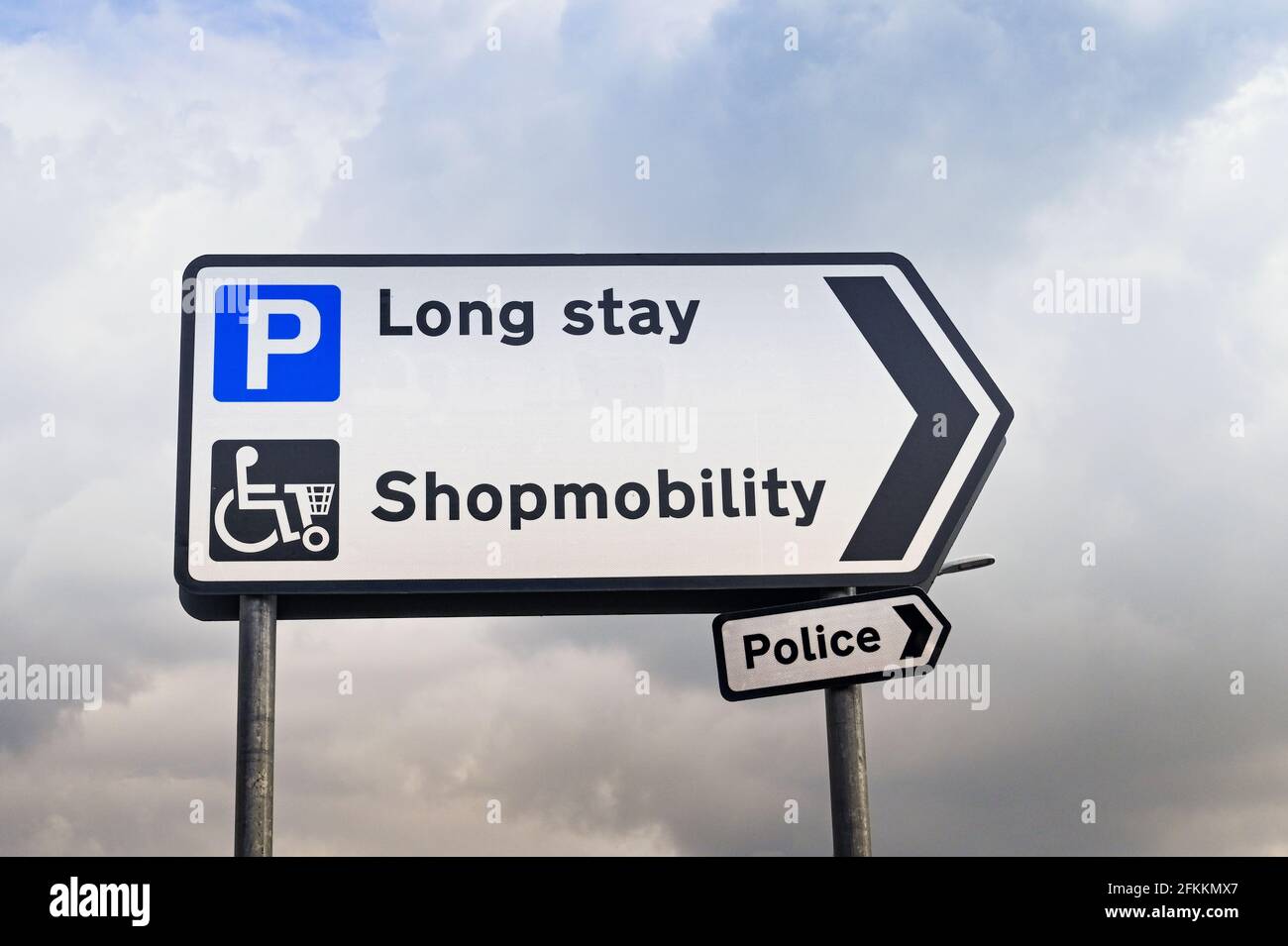 Indicazioni per il parcheggio per soggiorni lunghi, l'ufficio Shopmobility e la stazione di polizia in centro città. Foto Stock