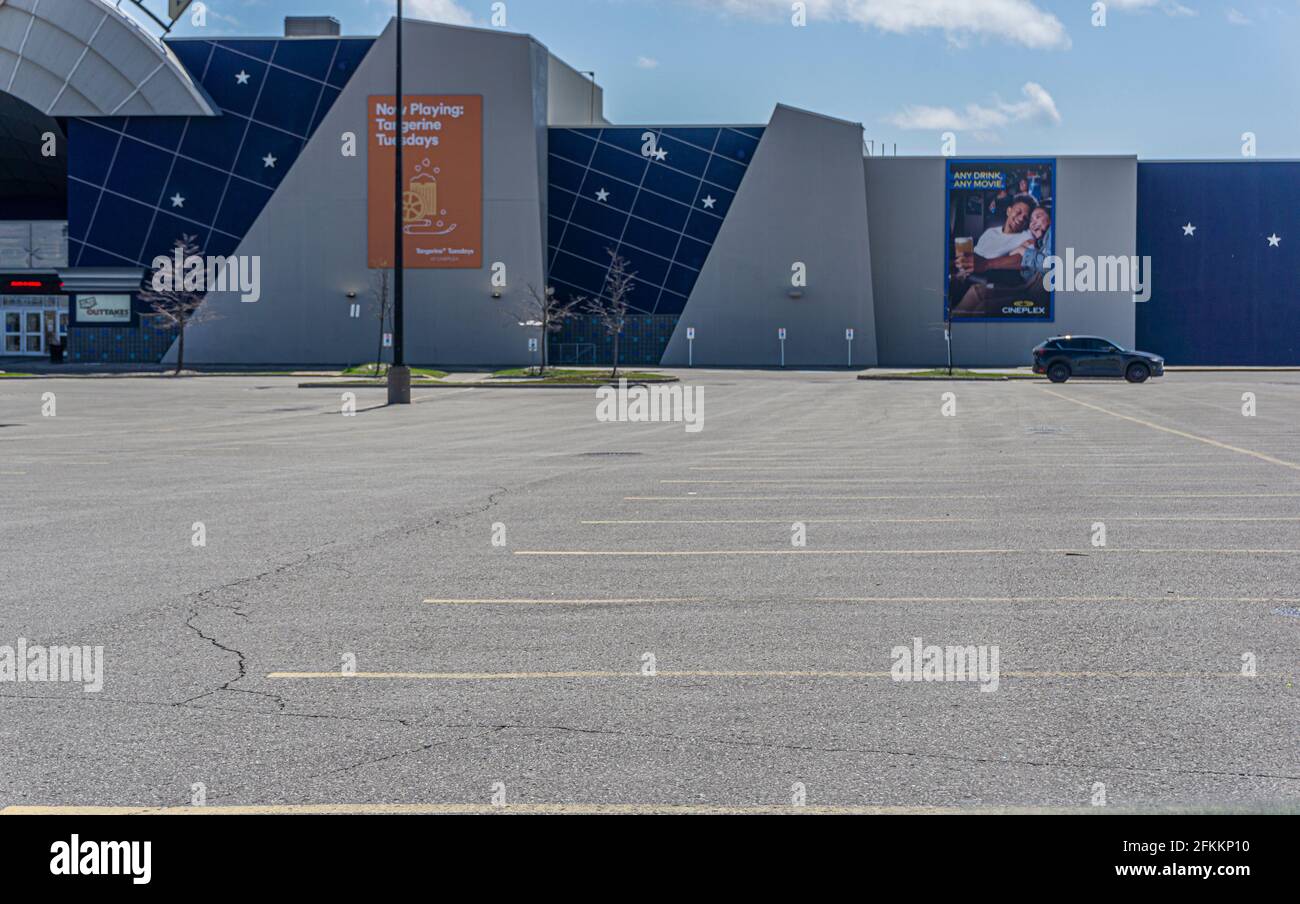 Toronto, Canada, aprile 2021 - edificio commerciale chiuso e parcheggio vuoto per rallentare la diffusione del virus Covid 19 Foto Stock