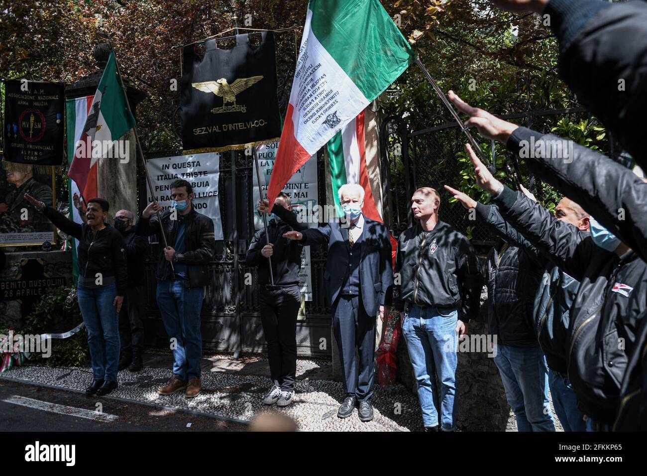 Giulino di Mezzegra, Italia. 2 maggio 2021. I simpatizzanti fascisti e di estrema destra commemorano la morte di Benito Mussolini e della sua amante Claretta Petacci, facendo il saluto romano a Giulino di Mezzegra, Italia, il 2 maggio 2021 Credit: Piero Cruciatti/Alamy Live News Foto Stock