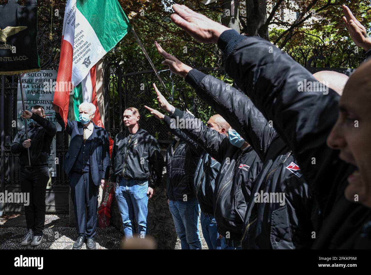 Giulino di Mezzegra, Italia. 2 maggio 2021. I simpatizzanti fascisti e di estrema destra commemorano la morte di Benito Mussolini e della sua amante Claretta Petacci, facendo il saluto romano a Giulino di Mezzegra, Italia, il 2 maggio 2021 Credit: Piero Cruciatti/Alamy Live News Foto Stock