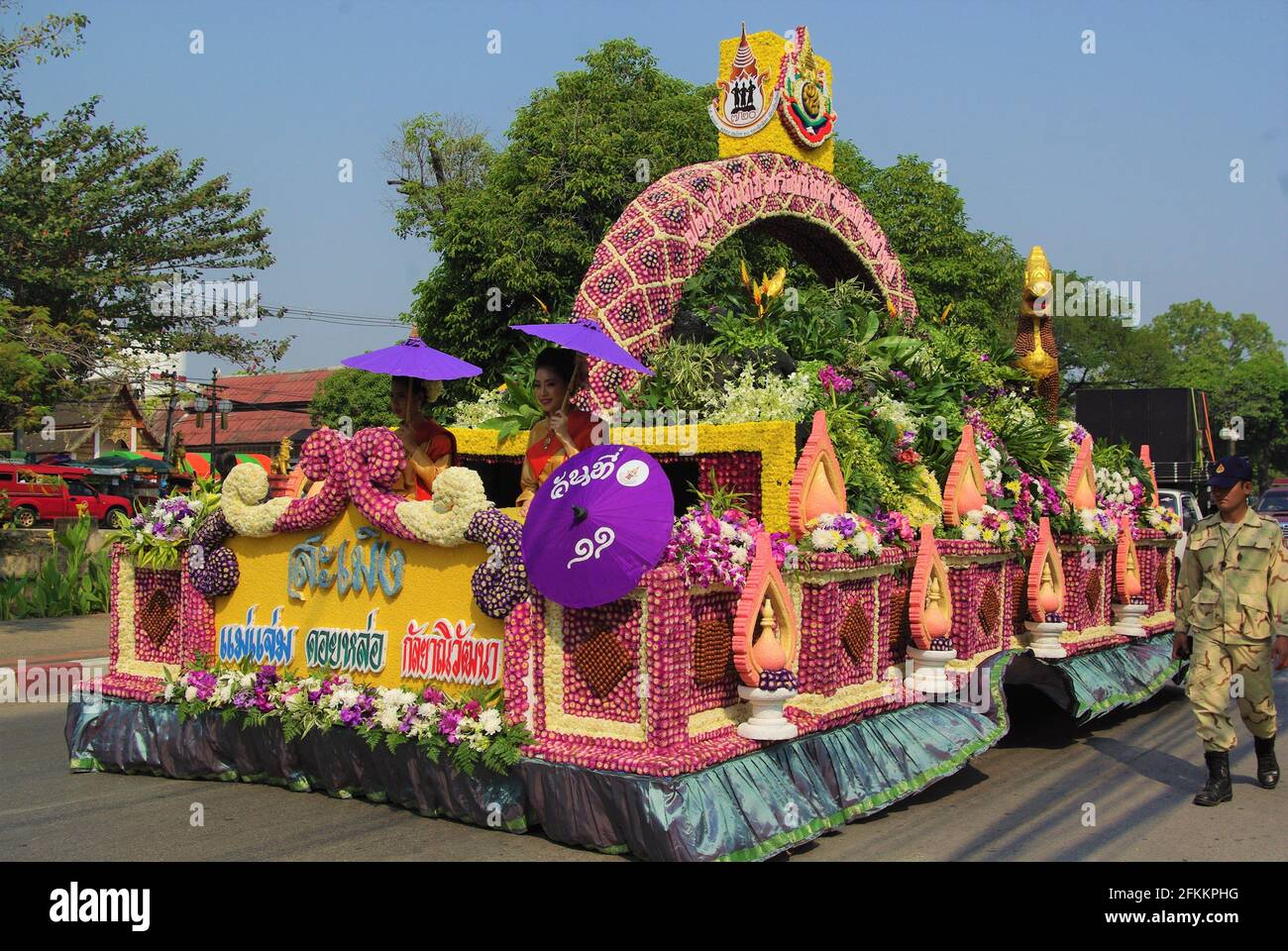 Galleggianti splendidamente decorati con persone in abiti tradizionali al Festival dei Fiori, Chiang mai, Thailandia Foto Stock