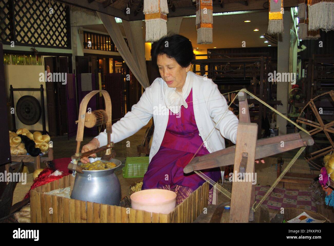 Craftswoman in mostra al BoSang Handicraft Center, Chiang mai, Thailandia, Asia Foto Stock Craftswoman in mostra al BoSang Handicraft Center, Chiang mai, Thailandia, Asia Foto Stock