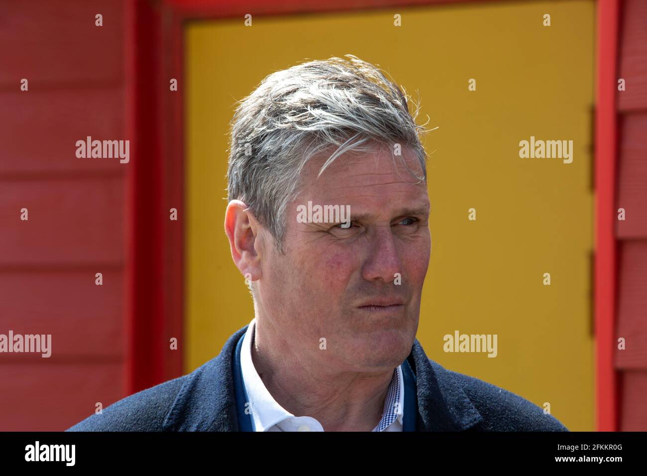 Sir Keir Starmer e candidato laburista il dottor Paul Williams ha inseguito durante l'elezione di Hartlepool Bye a Seaton Carew. Foto Stock