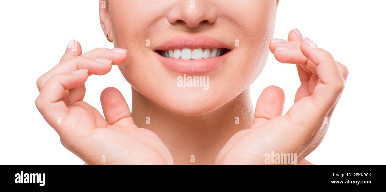 Ritratto di una donna che tocca il viso. Isolato su sfondo bianco. Concetto di cura della pelle. Foto Stock