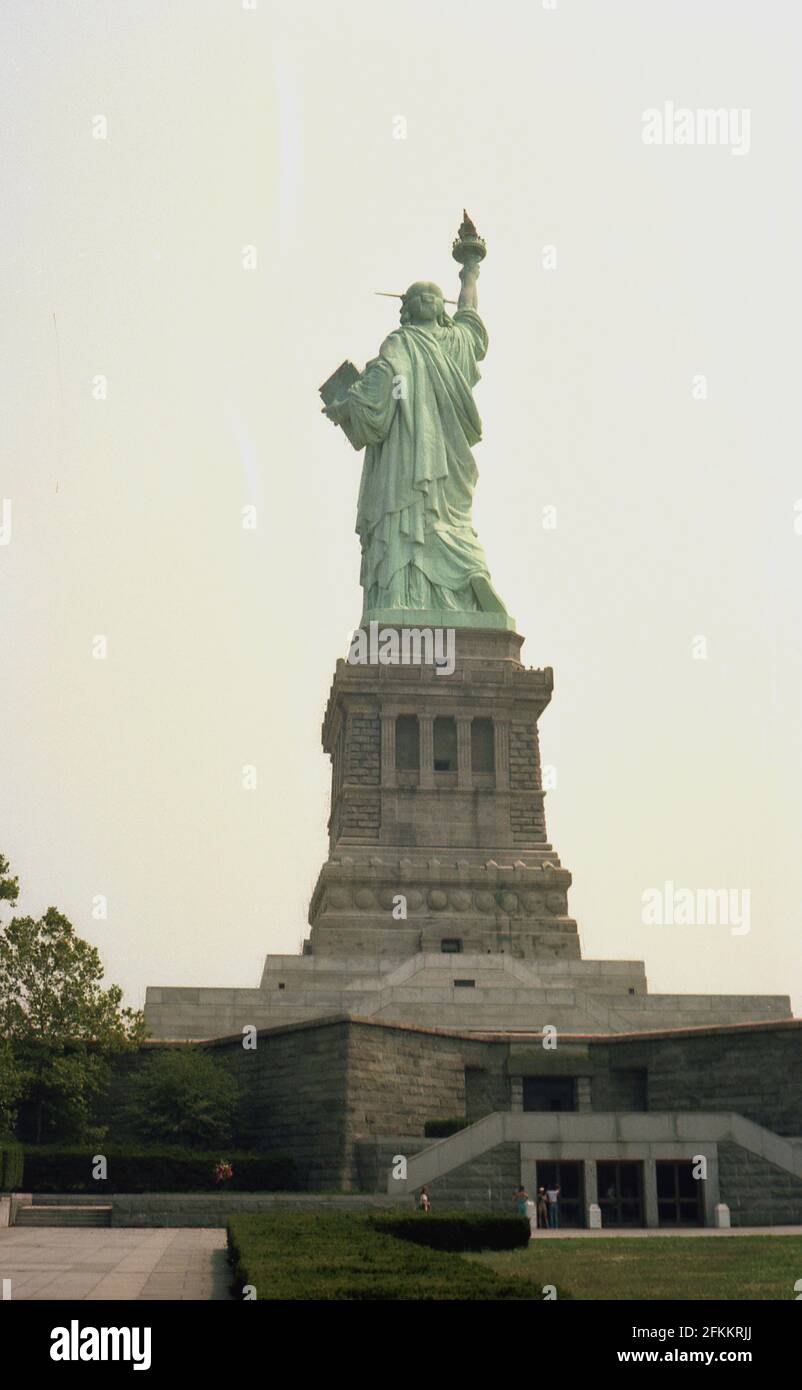 Anni '80, vista sul retro della Statua della libertà su Liberty Island, New York, USA, una scultura neoclassica e il monumento nazionale degli Stati Uniti, un dono di amicizia dal popolo francese agli Stati Uniti, il che significa un simbolo di entrambi i paesi 'libertà'. Foto Stock