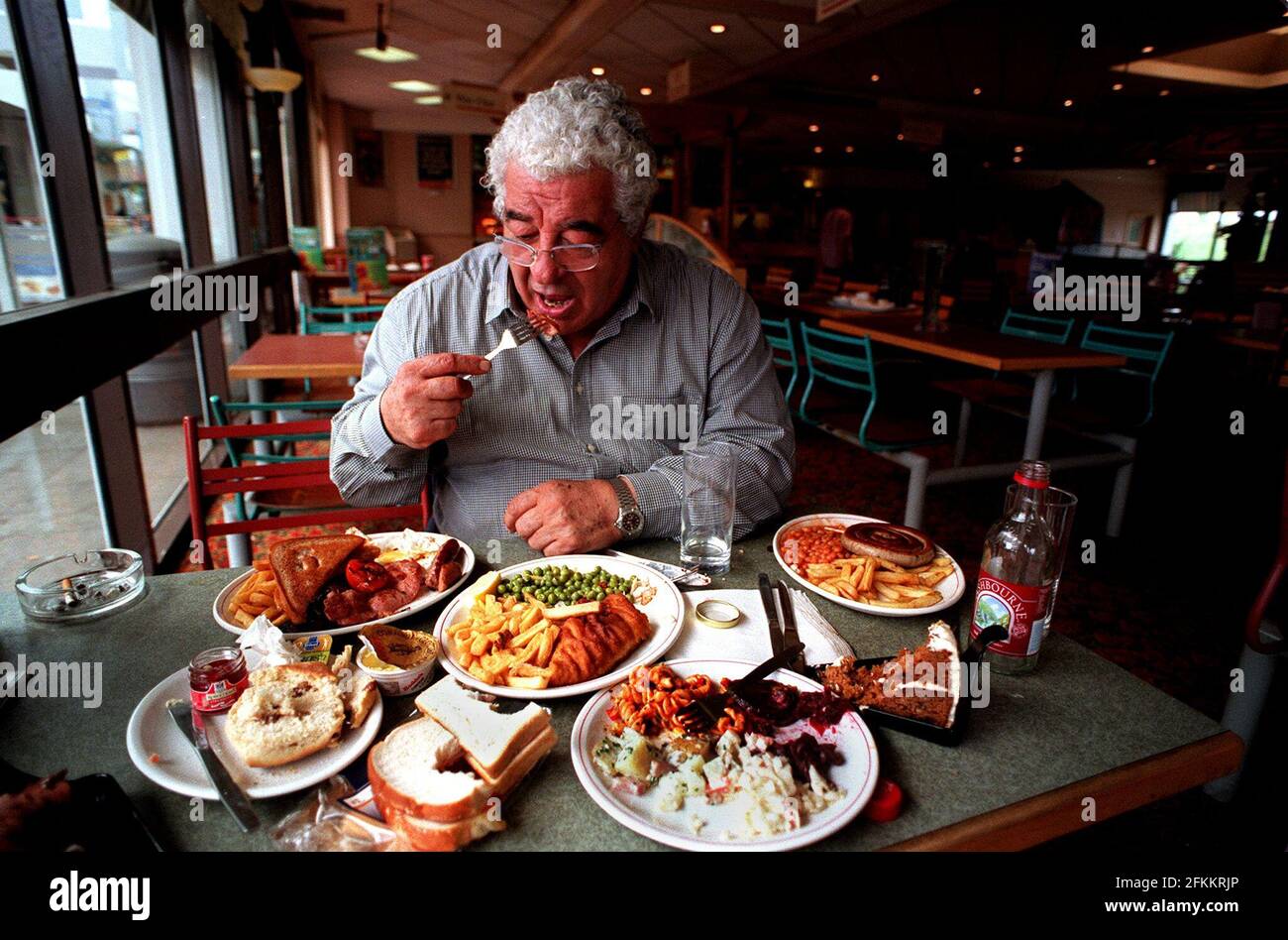 Chef Antonio Carluccio Maggio 19999 assaggiando la colazione completa monty a. La stazione di servizio dell'autostrada sulla M4 Foto Stock