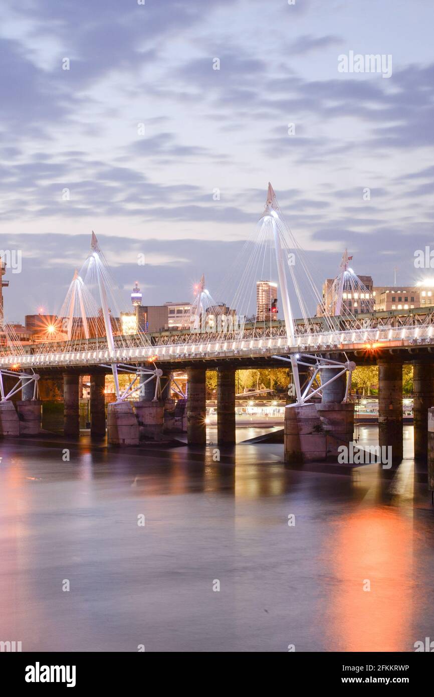 Ponte illuminato sul Tamigi Golden Jubilee Bridges Hungerford Bridge di Sir John Hawkshaw & Lifschutz Davidson Sandilands Leo Villareal Studio Foto Stock