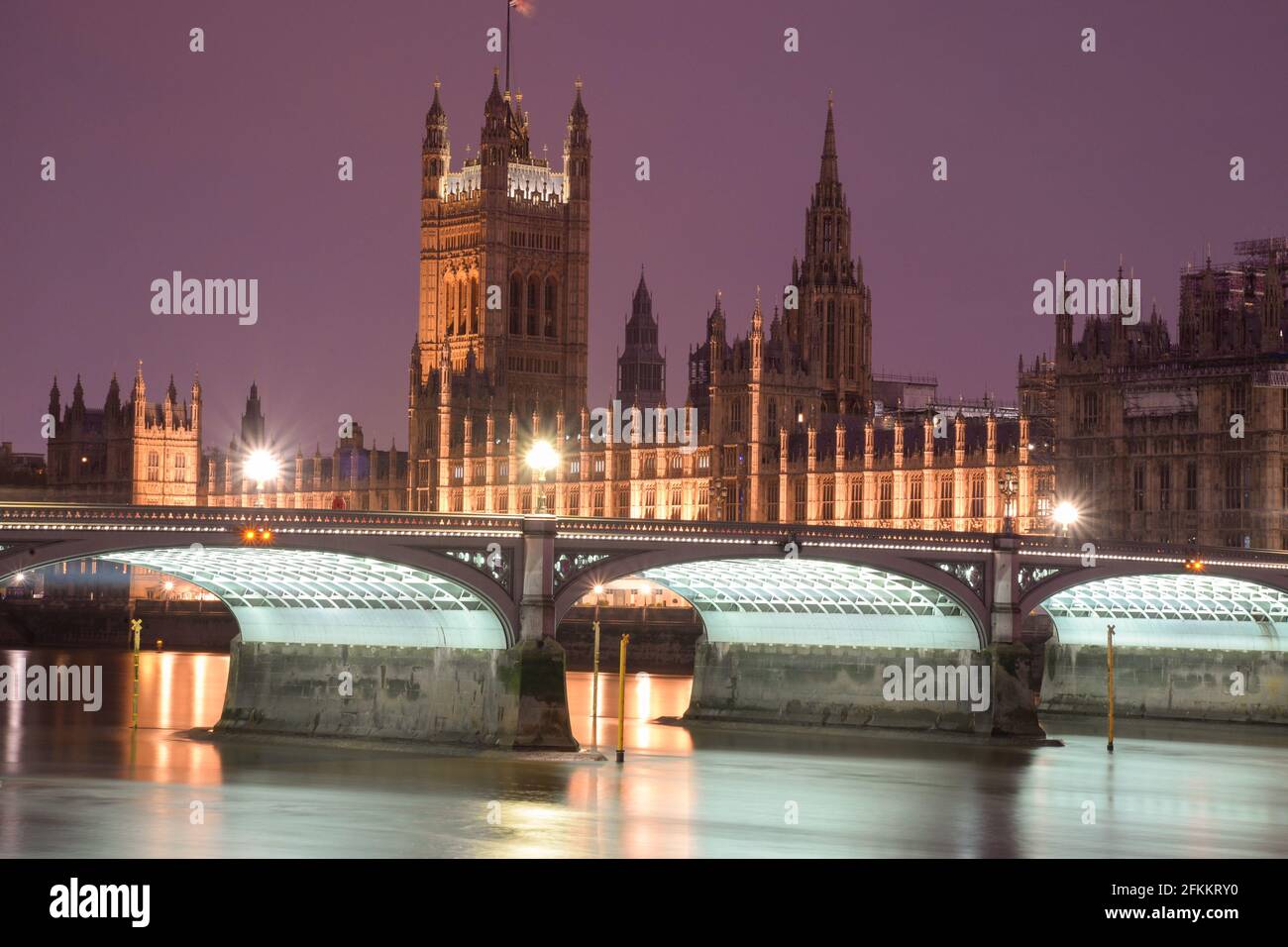 Illuminato River Westminster Bridge luci LED verdi di Leo Villareal Studio Foto Stock