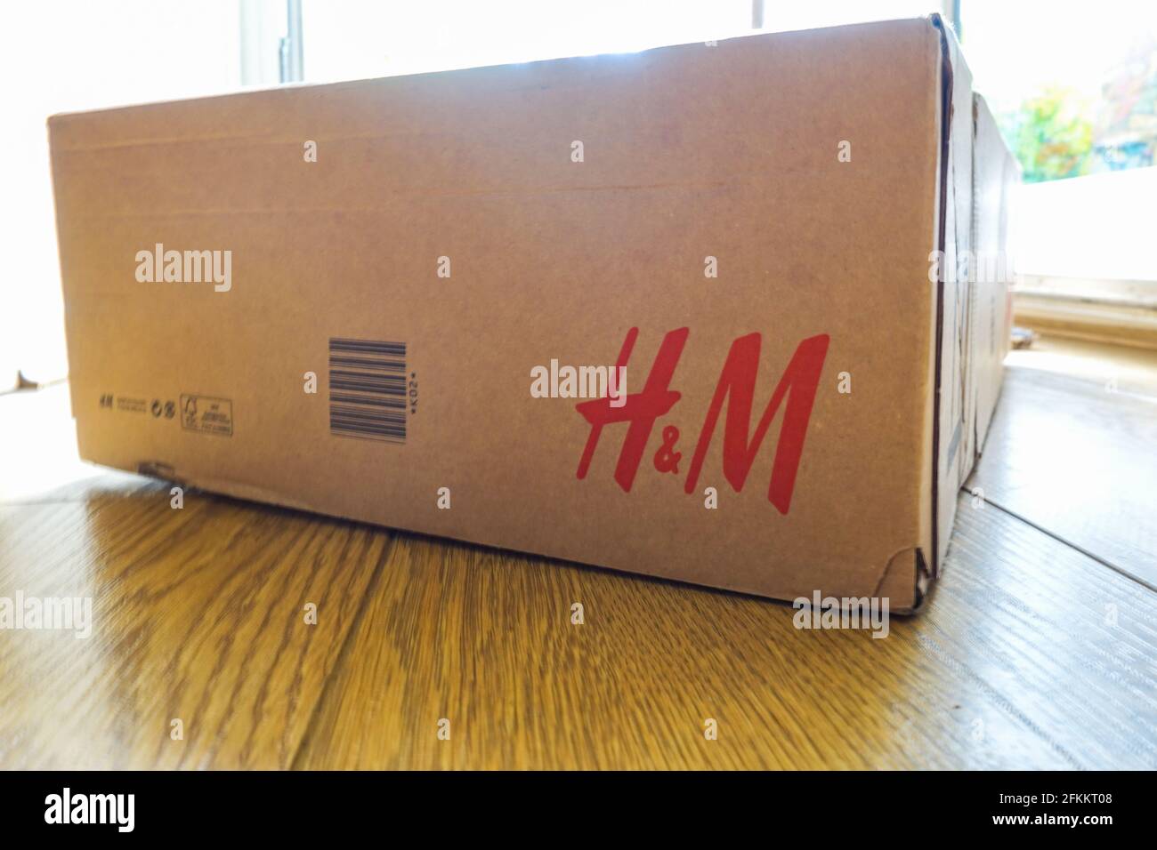 Consegna pacchi al dettaglio moda H&M in scatola di cartone riciclabile Foto Stock
