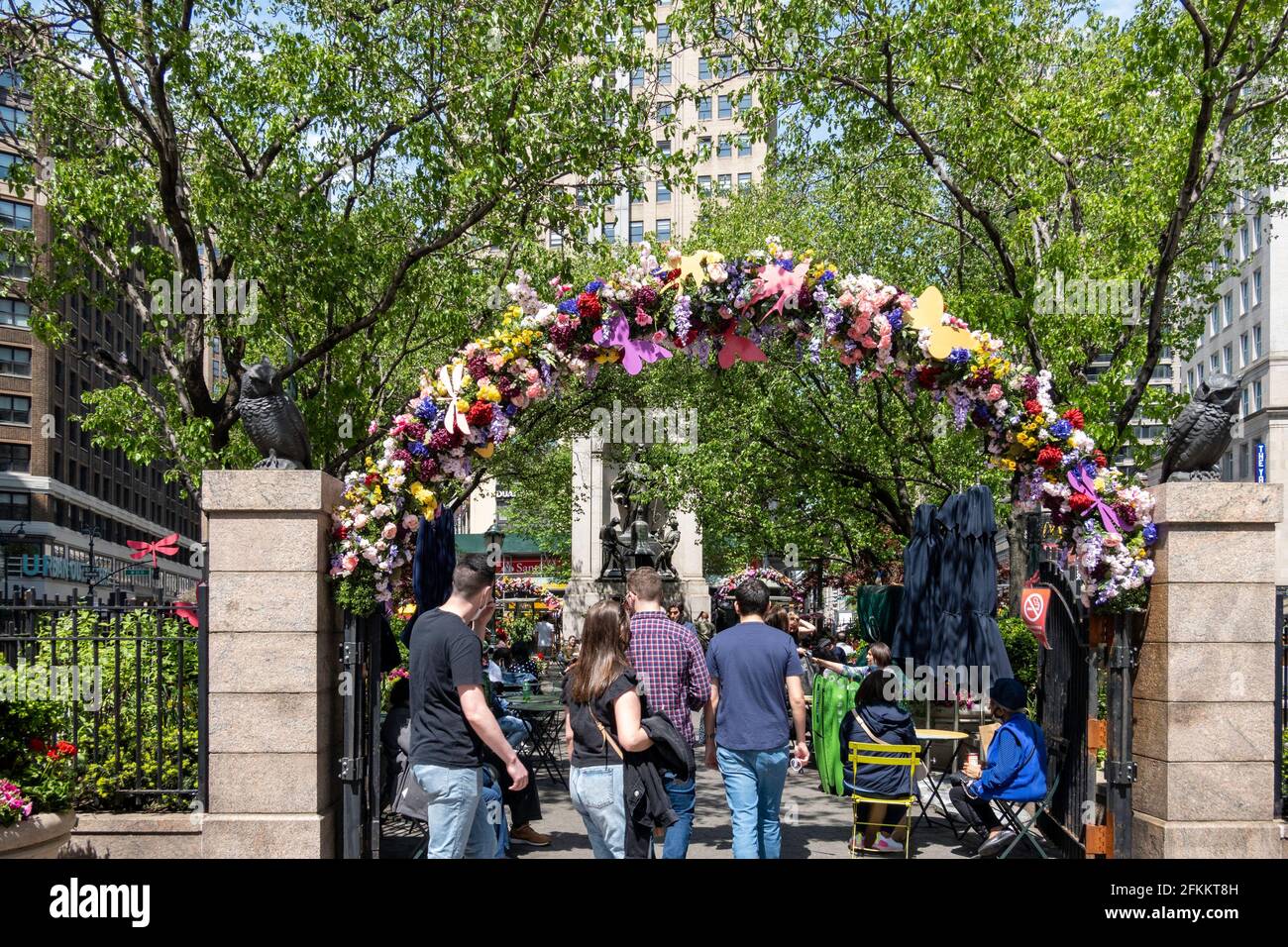 Macy's Annual Flower Show con tema 'Floral Celebration of Fortitude', Herald Square, New York, USA Foto Stock