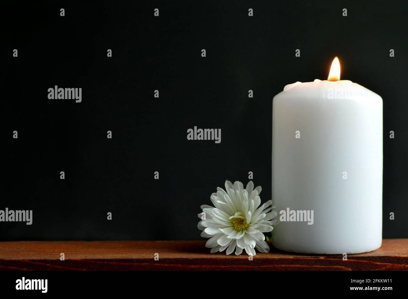 Carta di condoglianze con candela bianca e fiore Foto stock - Alamy