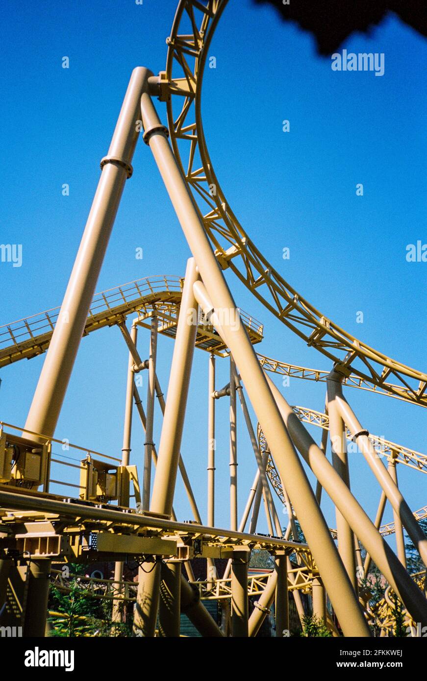 Montagne russe Storm Chaser a Paultons Park, ower, Romsey, Hampshire, Inghilterra, Regno Unito. Foto Stock