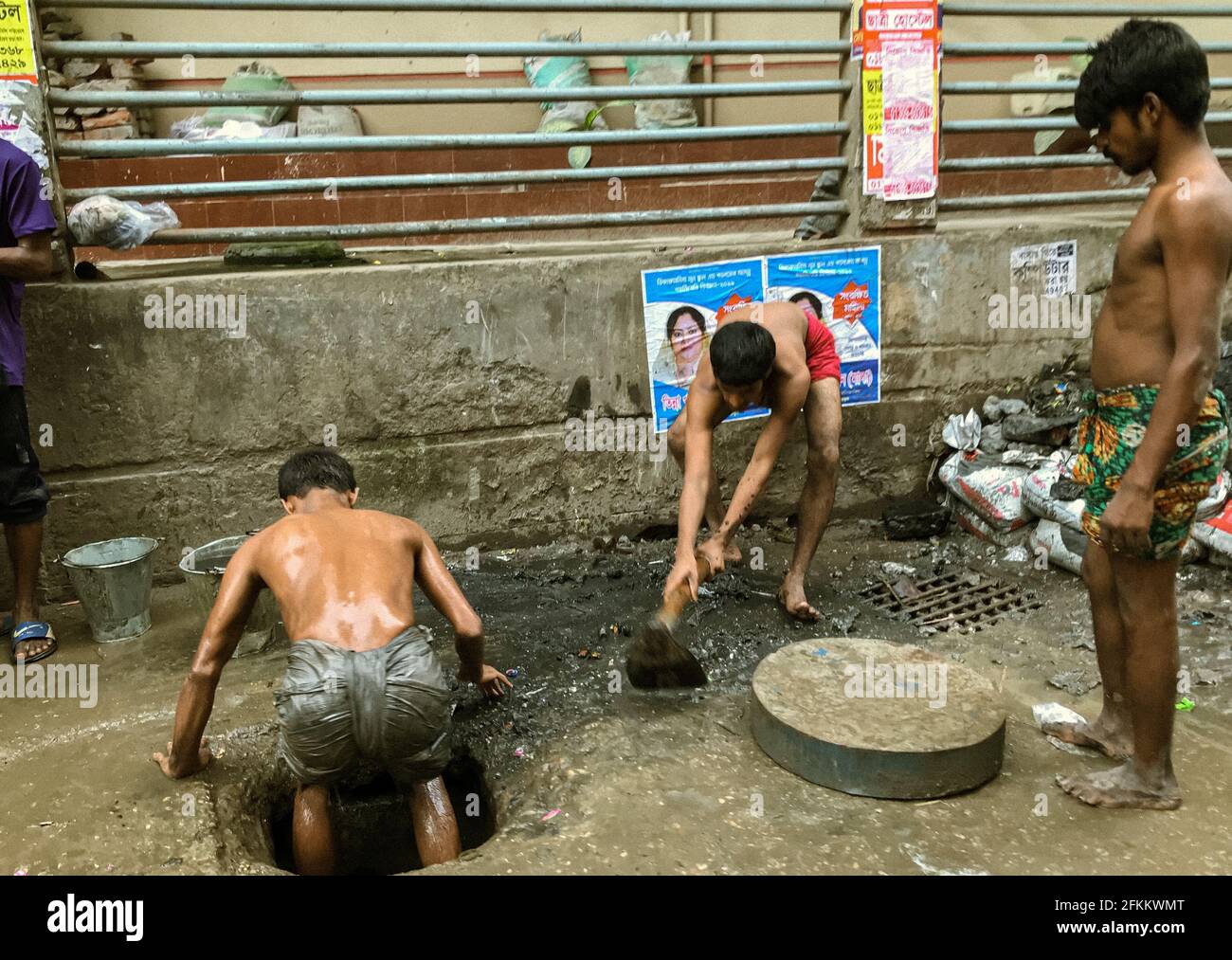 Dhaka , Bangladesh - 9 dicembre 2019 - i lavoratori stanno lavorando su un tombino in strada . Foto Stock