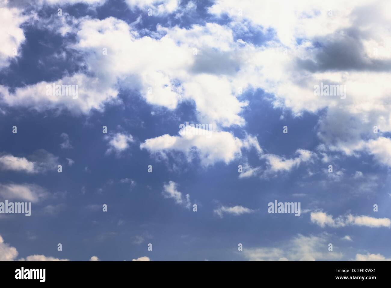 Sky Replacement sostituisce i lucernari poco attraenti con il cielo perfetto per il vostro progetto Foto Stock