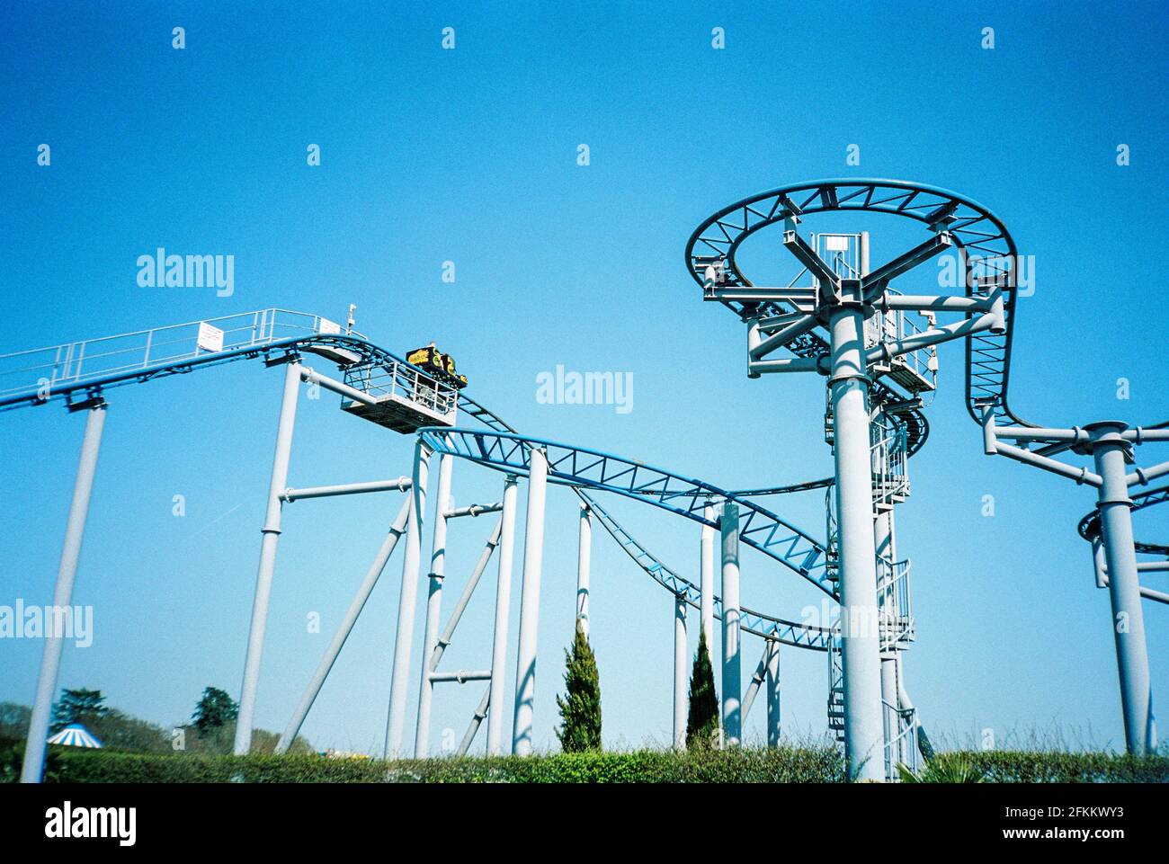 Montagne russe Cobra a Paultons Park, ower, Romesy, Hampshire, Inghilterra, Regno Unito. Foto Stock