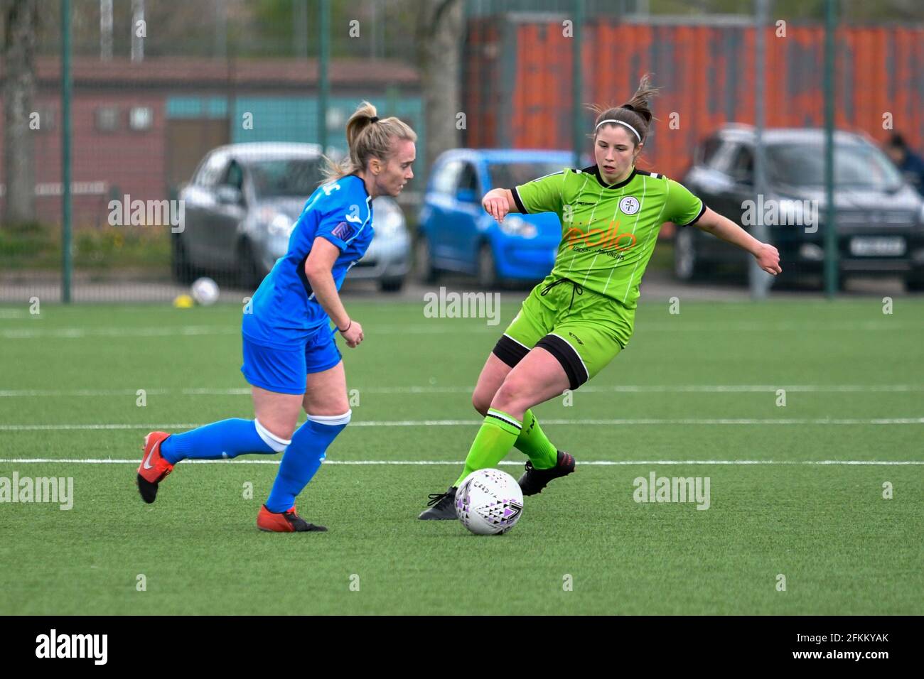 Ystrad Mynach, Galles. 2 maggio 2021. Kelly Issac di Cardiff City Ladies vies per possesso con un giocatore di Boldmere St Michaels Women durante la partita di calcio femminile amichevole tra fa Women's National League Southern Premier Division Cardiff City Ladies e fa Women's National League Division One Midlands Boldmere St Michaels Women al CCB Center for Eccellenza sportiva a Ystrad Mynach, Galles, Regno Unito, il 2 maggio 2021. Credit: Duncan Thomas/Majestic Media/Alamy Live News. Foto Stock