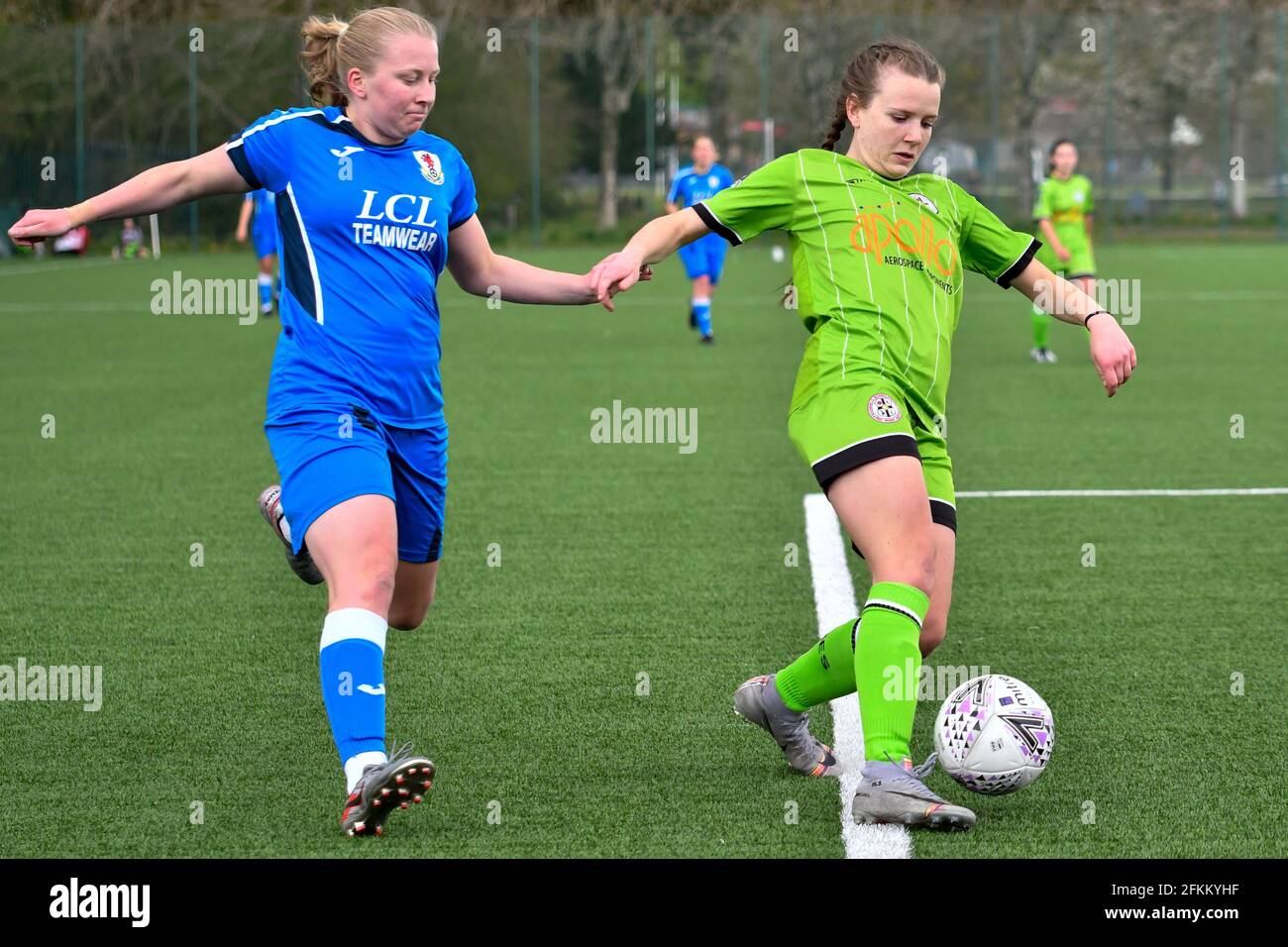 Ystrad Mynach, Galles. 2 maggio 2021. Un giocatore di Boldmere St Michaels Women scudi la palla da Morgan Rogers of Cardiff City Ladies durante la partita di calcio femminile tra fa Women's National League Southern Premier Division Cardiff City Ladies e fa Women's National League Division One Midlands Boldmere St Michaels Women al CCB Center for Eccellenza sportiva a Ystrad Mynach, Galles, Regno Unito, il 2 maggio 2021. Credit: Duncan Thomas/Majestic Media/Alamy Live News. Foto Stock