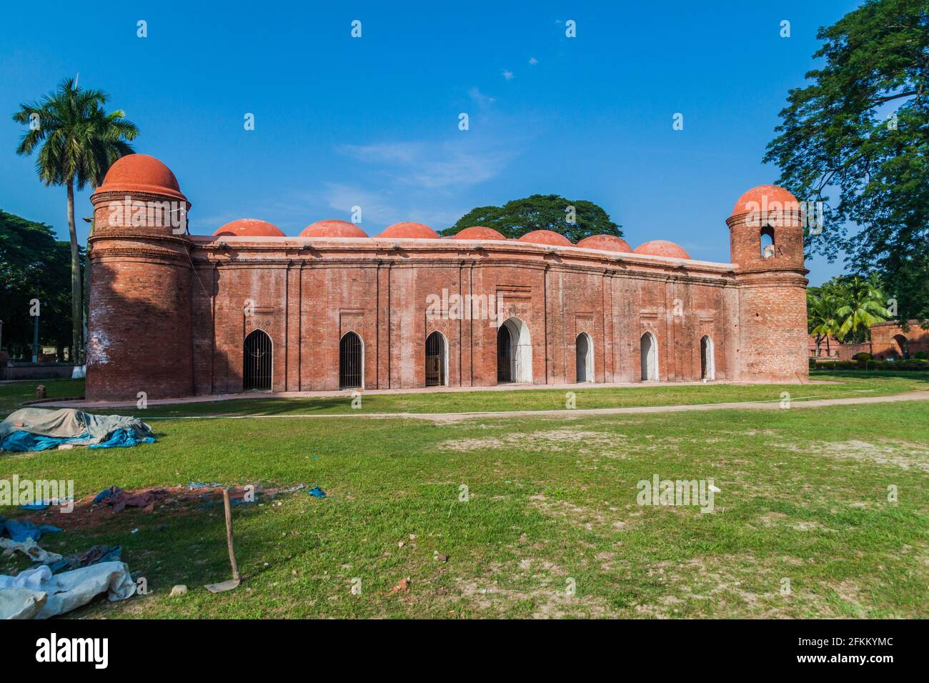 La moschea a sessanta cupola di Sha Gombuj Moshjid o la moschea di Shait Gumbad a Bagerhat, Bangladesh Foto Stock