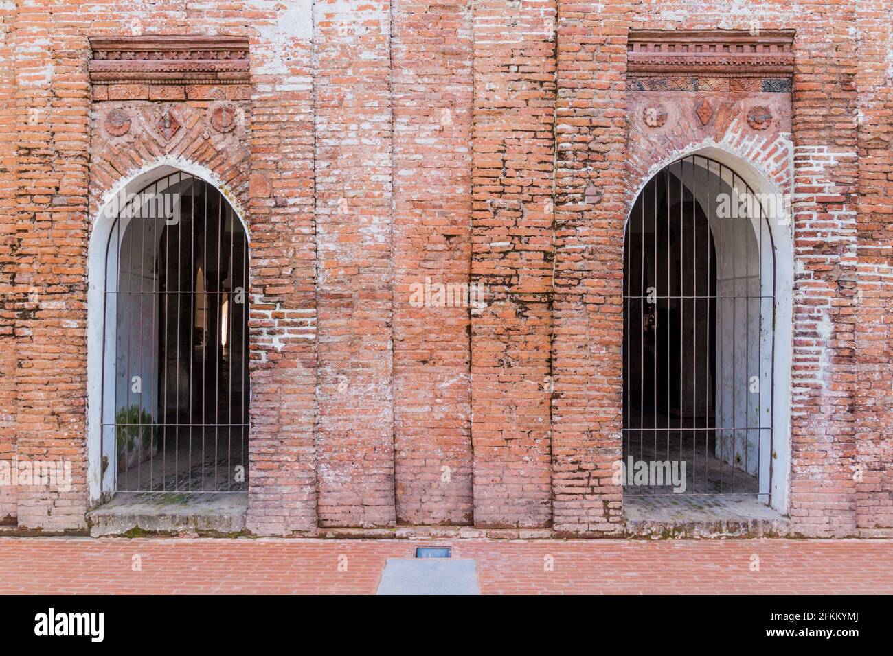 Porte della moschea a sessanta cupola Sha Gombuj Moshjid o della moschea Shait Gumbad a Bagerhat, Bangladesh Foto Stock