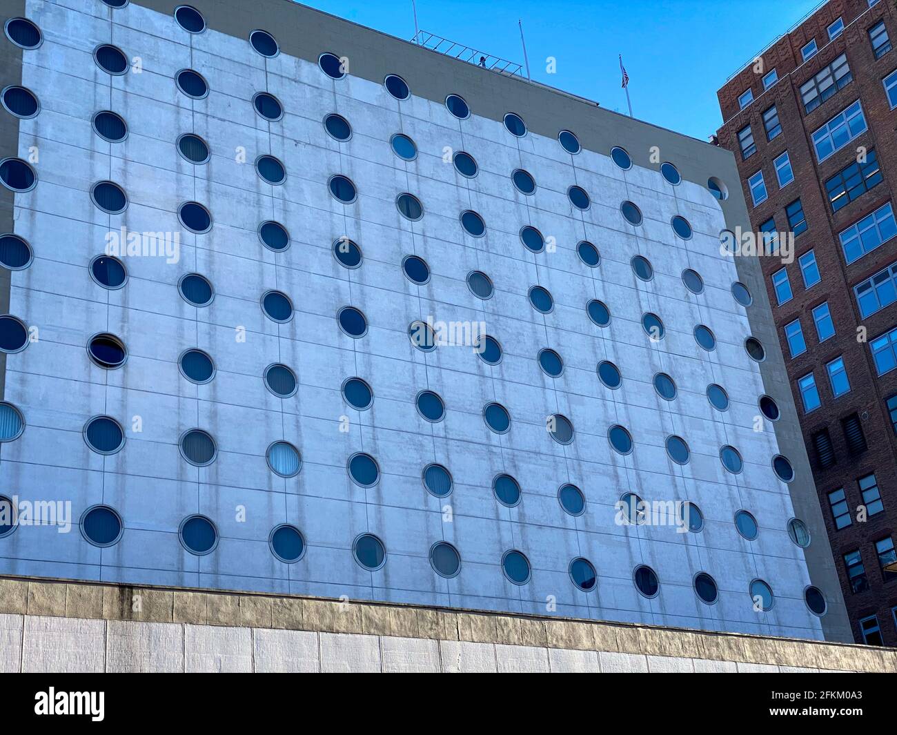 New York, NY, Stati Uniti d'America - 3 maggio 2021: Dream Downtown Hotel con finestre a nave a Chelsea Foto Stock