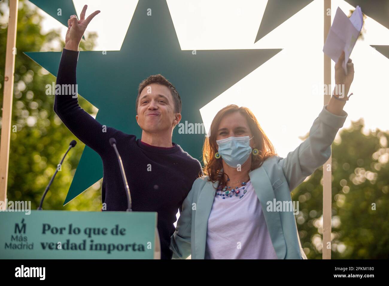 Madrid, Spagna. 02 maggio 2021. Il leader di Mas Madrid, Iñigo Errejon (L) e la candidata Monica Garcia (R) ha visto durante un raduno conclusivo per la presidenza della Comunità di Madrid a Cuesta de Moyano. Credit: SOPA Images Limited/Alamy Live News Foto Stock