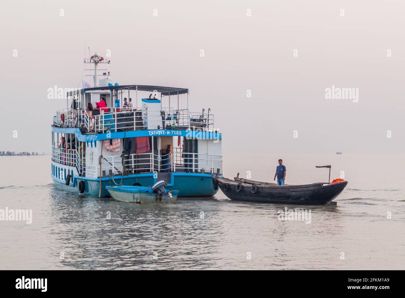 PASUR, BANGLADESH - 13 NOVEMBRE 2016: M. V. NAVE GOMMONE del Bengala Tours Ltd. Durante il tour di Sundarbans, Bangladesh Foto Stock