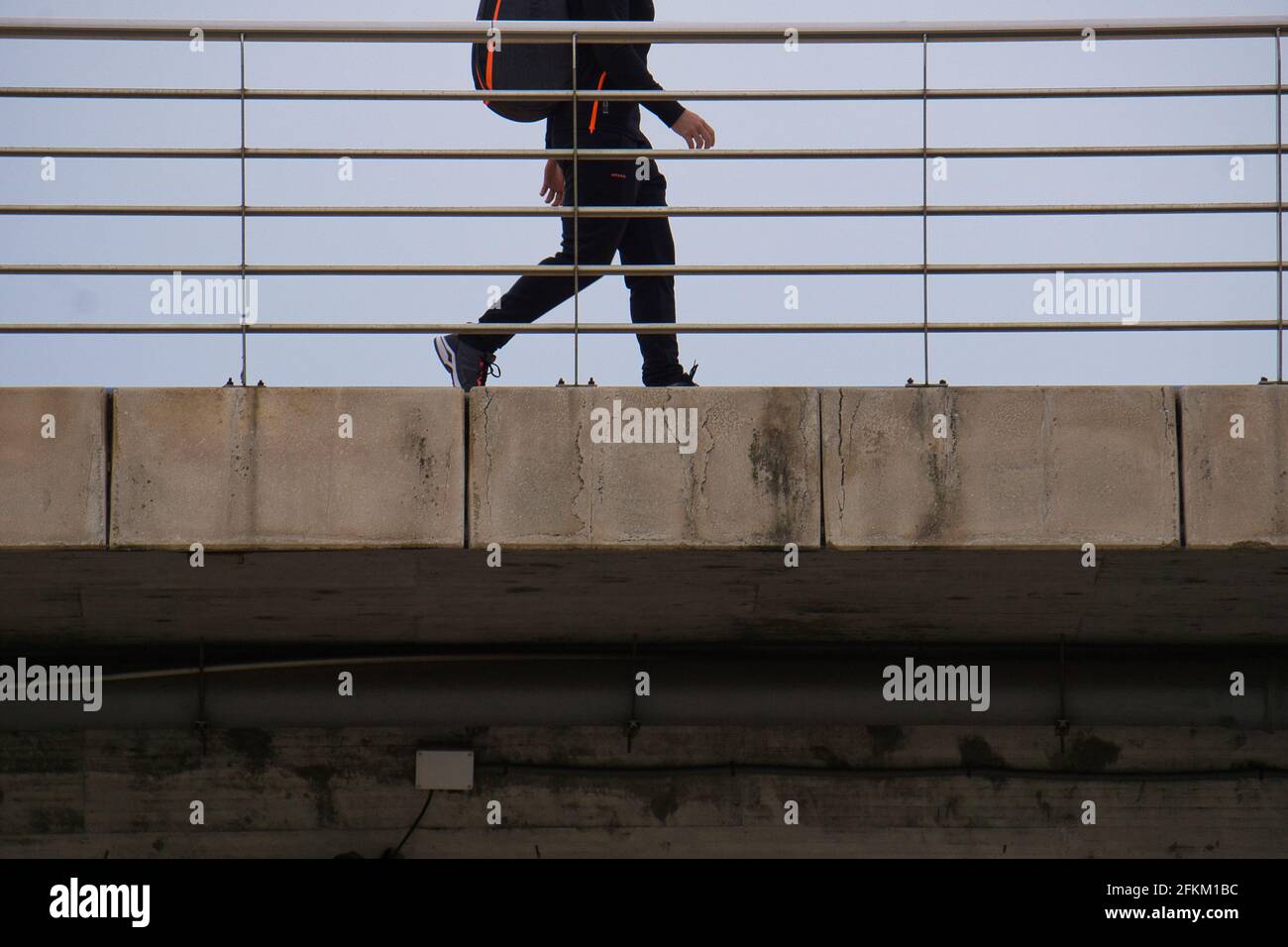 persona che cammina su un ponte. vista Foto Stock