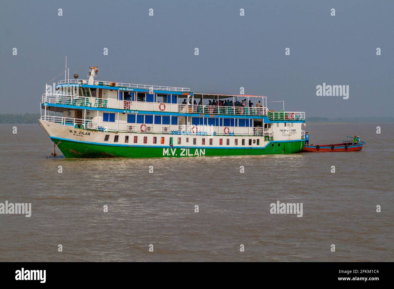 PASUR, BANGLADESH - 14 NOVEMBRE 2016: M. V. Zilan nave del Rainbow Tours durante il Sundarbans tour, Bangladesh Foto Stock