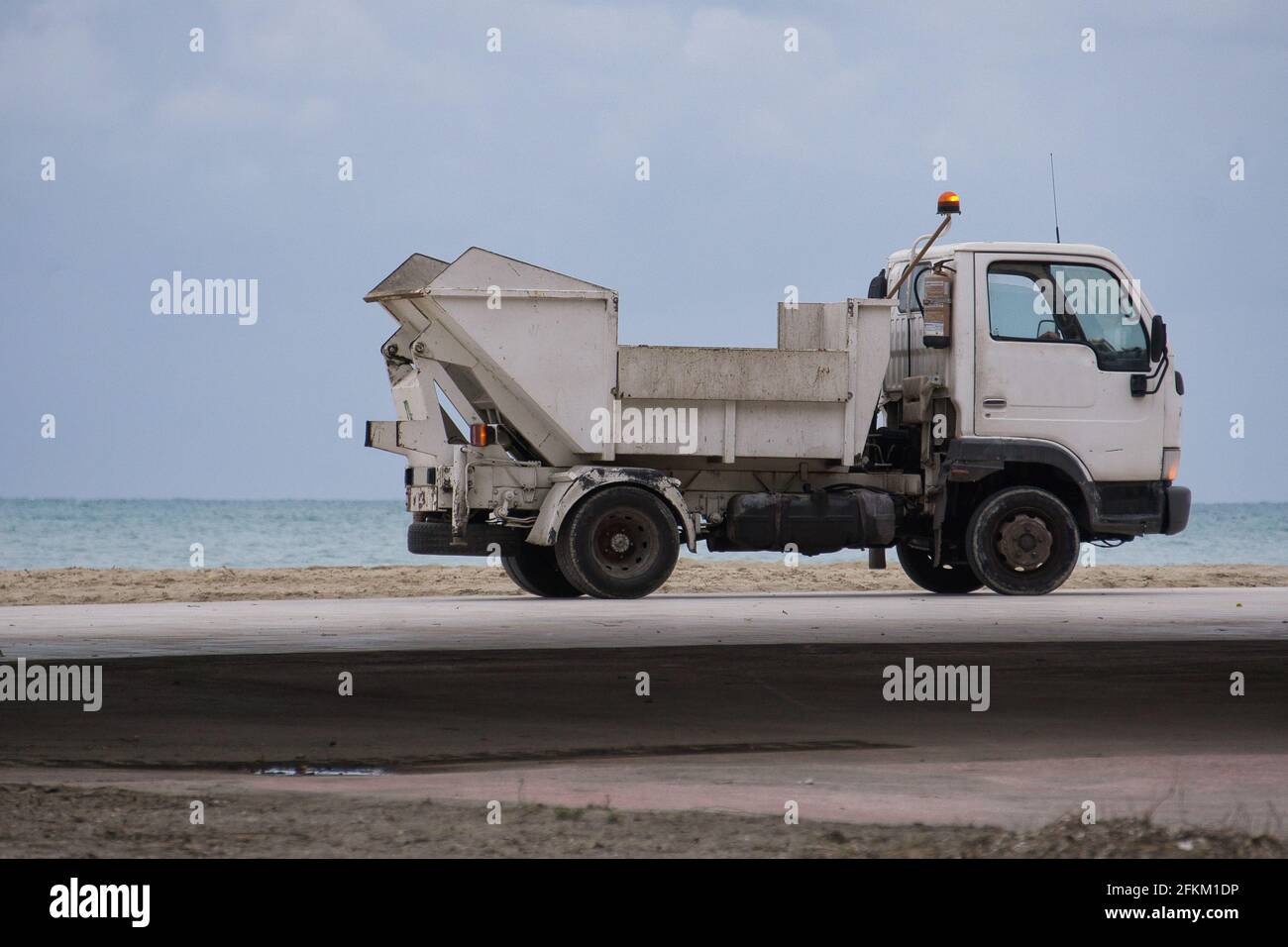 piccolo camion per la manutenzione della spiaggia che esegue le operazioni di pulizia. vista Foto Stock