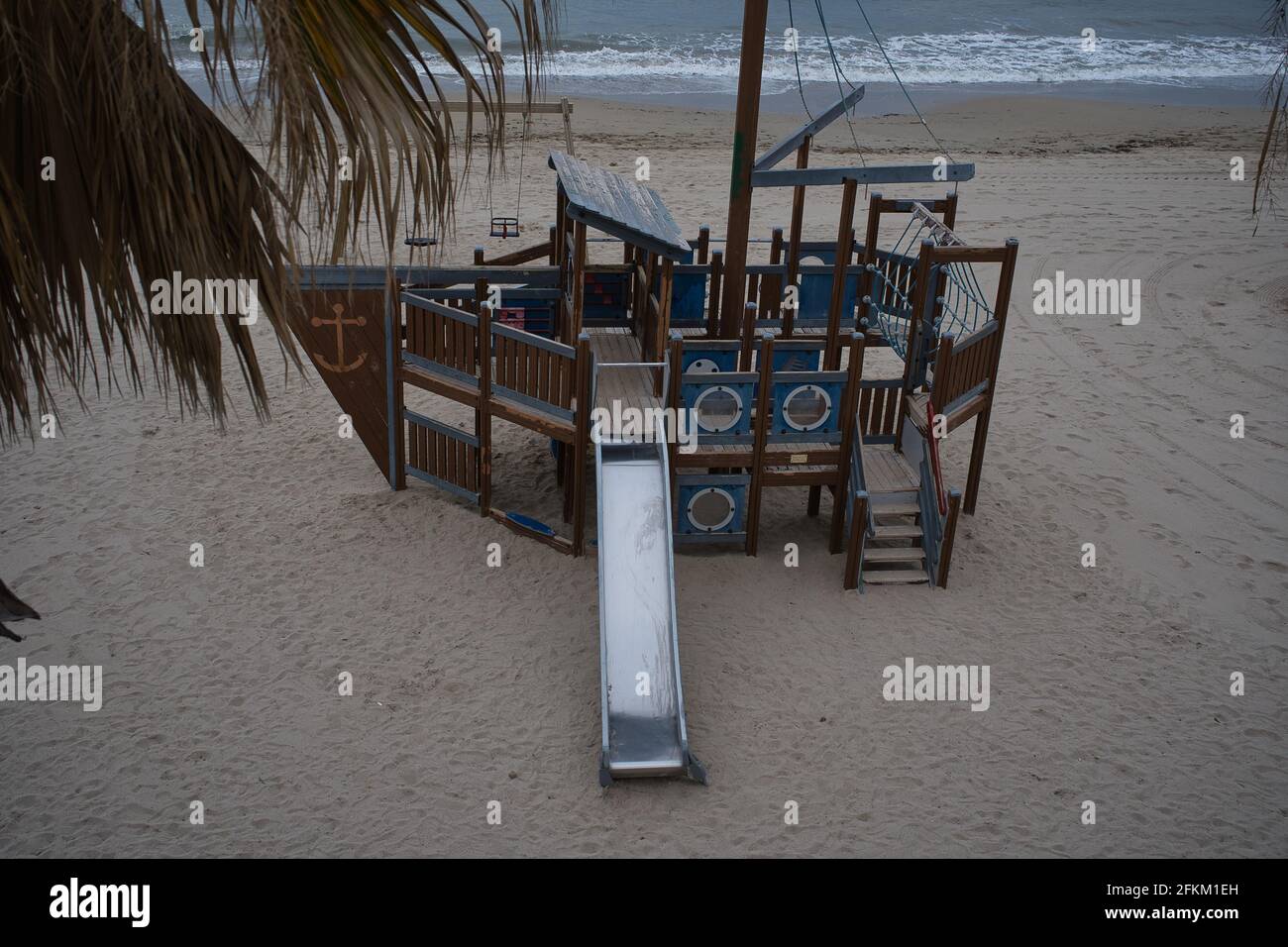 Parco giochi per bambini sulla spiaggia di Albufereta ad Alicante. Spagna. Vista Foto Stock