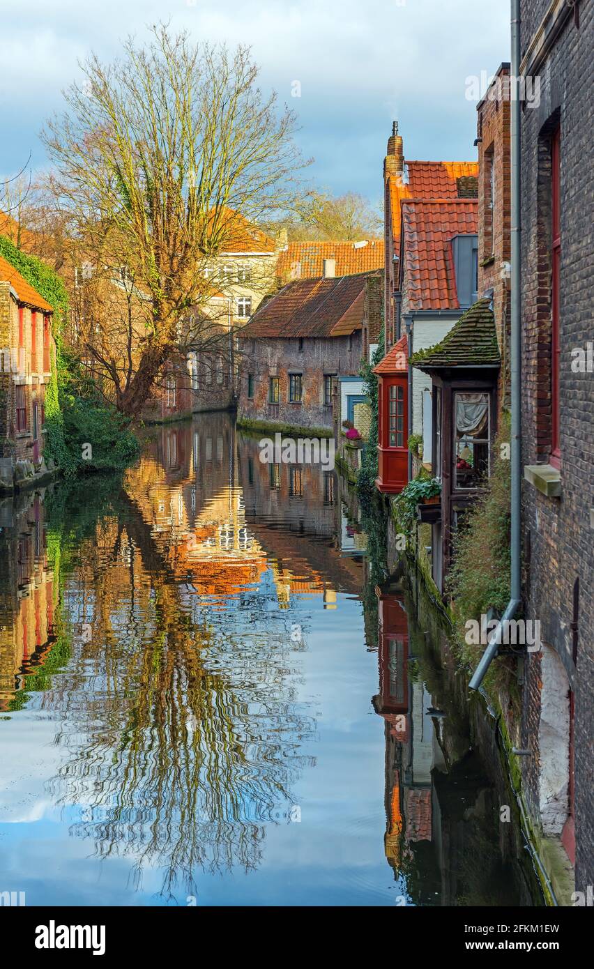 Centro storico verticale di Bruges con canali e architettura medievale, Belgio. Foto Stock