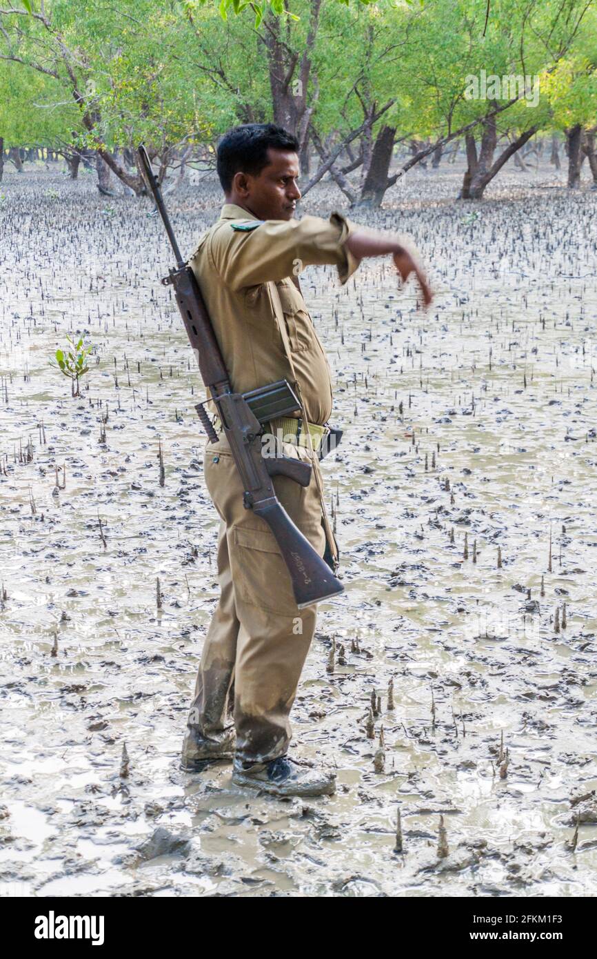 SUNDARBANS, BANGLADESH - 14 NOVEMBRE 2016: Membro del personale di sicurezza del dipartimento forestale di Sundarbans protezione dei turisti durante il tour, Banglade Foto Stock