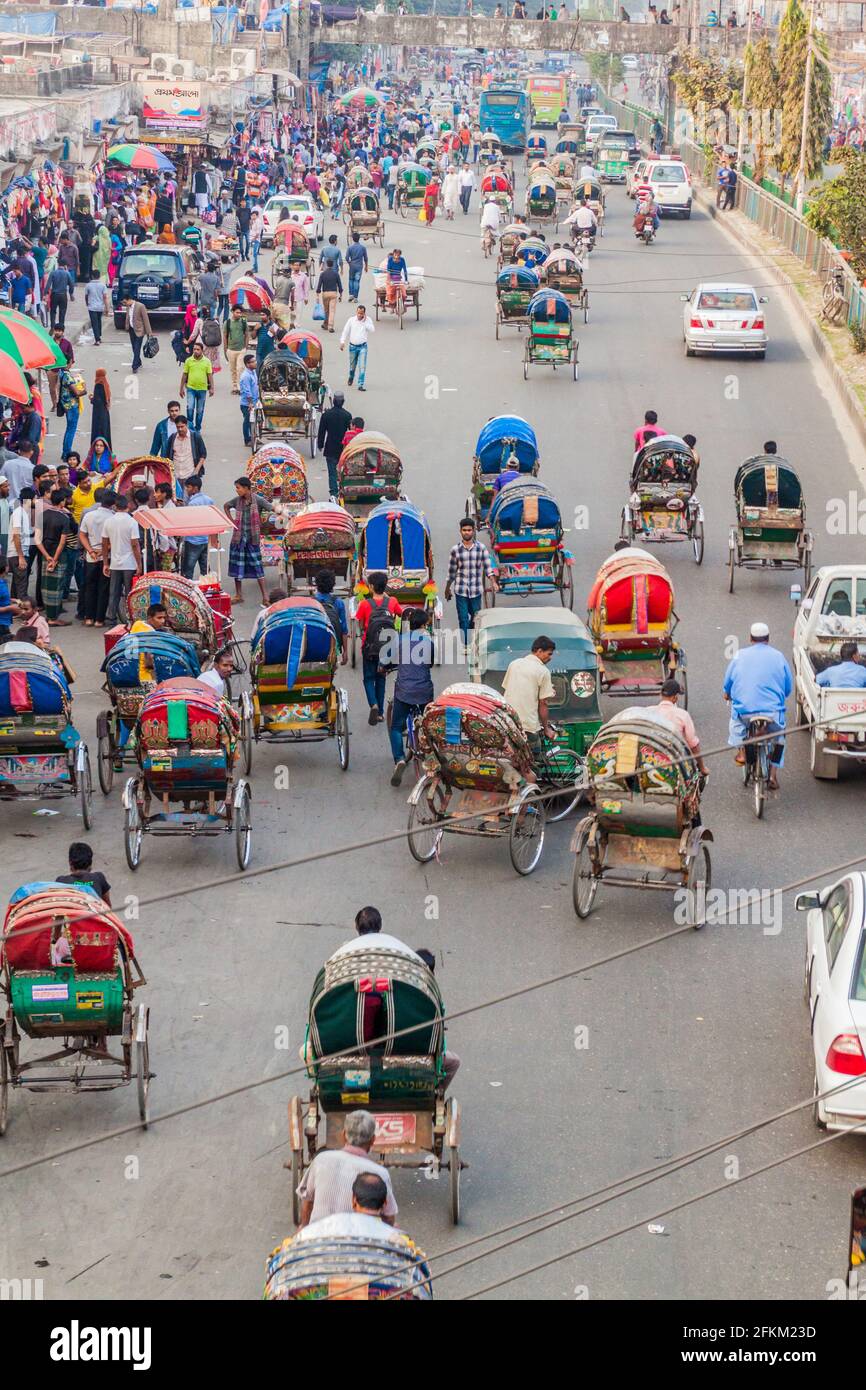 DHAKA, BANGLADESH - 22 NOVEMBRE 2016: Traffico costituito per la maggior parte da ciclo riskshaws su Mirpur Road a Dhaka, Bangladesh Foto Stock