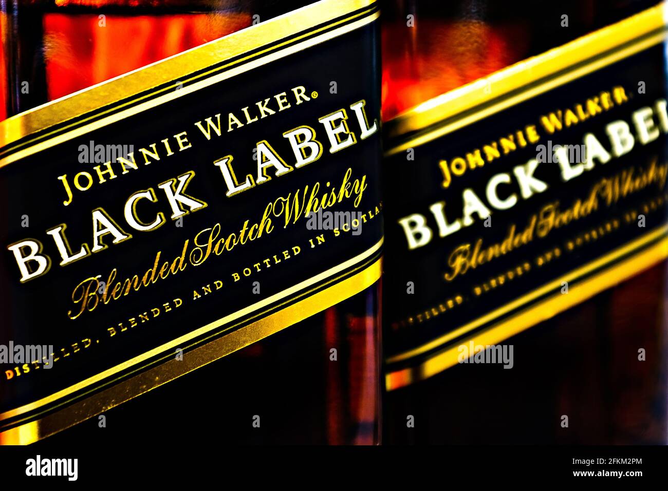 Foto editoriale selettiva messa a fuoco di Johnnie Walker Black Label Scotch Bottiglie di whisky - un marchio di whisky scozzese Foto Stock