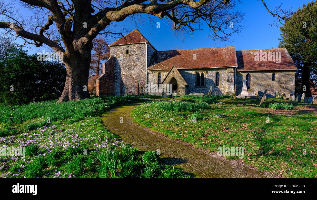 Bekton, UK - 27 febbraio 2021: Chiesa di Santa Maria a Bekton, ai piedi delle colline del South Downs, nel West Sussex, Regno Unito Foto Stock