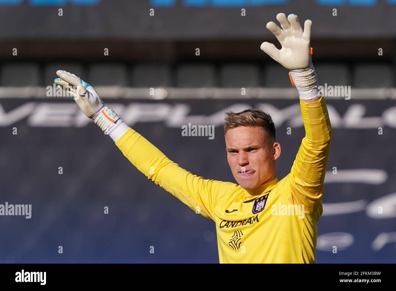 BRUGGE, BELGIO - 2 MAGGIO: Bart Verbruggen del RSC Anderlecht durante la partita dei play-off del campionato Jupiler Pro League tra il Club Bruges e Anderlecht allo stadio Jan Breydel il 2 maggio 2021 a Brugge, Belgio (Foto di Jeroen Meuwsen/Orange Pictures) Foto Stock
