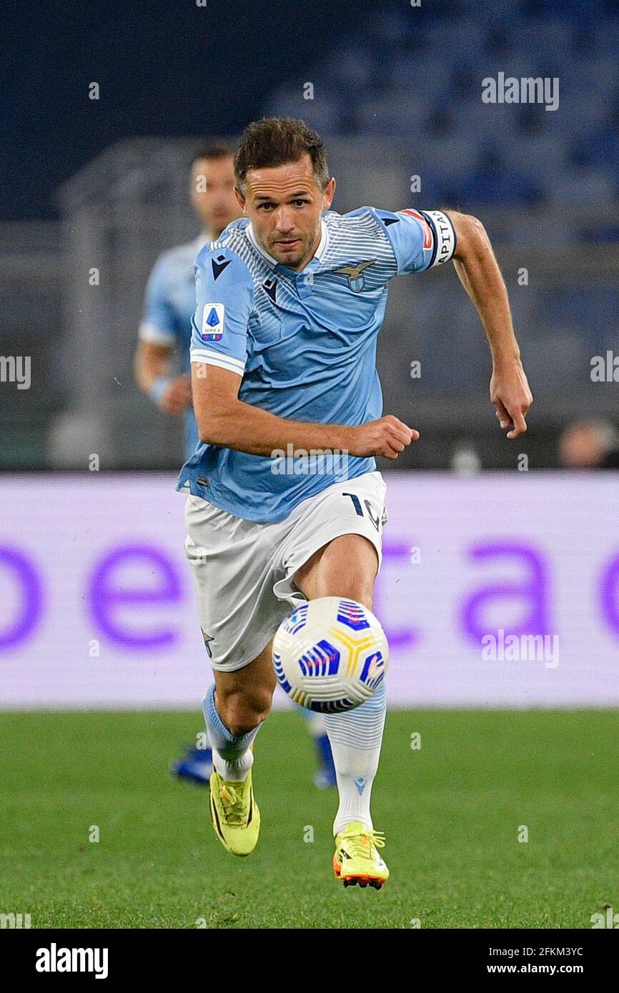 Roma, Italia. 26 Apr 2021. Senad Lulic della S.S. Lazio in azione durante la gara 2020-2021 della Serie a Championship League tra S.S. Lazio e AC Milano allo Stadio Olimpico.Punteggio finale; S.S. Lazio 3:0 AC Milano. (Foto di Fabrizio Corradetti/SOPA Images/Sipa USA) Credit: Sipa USA/Alamy Live News Foto Stock