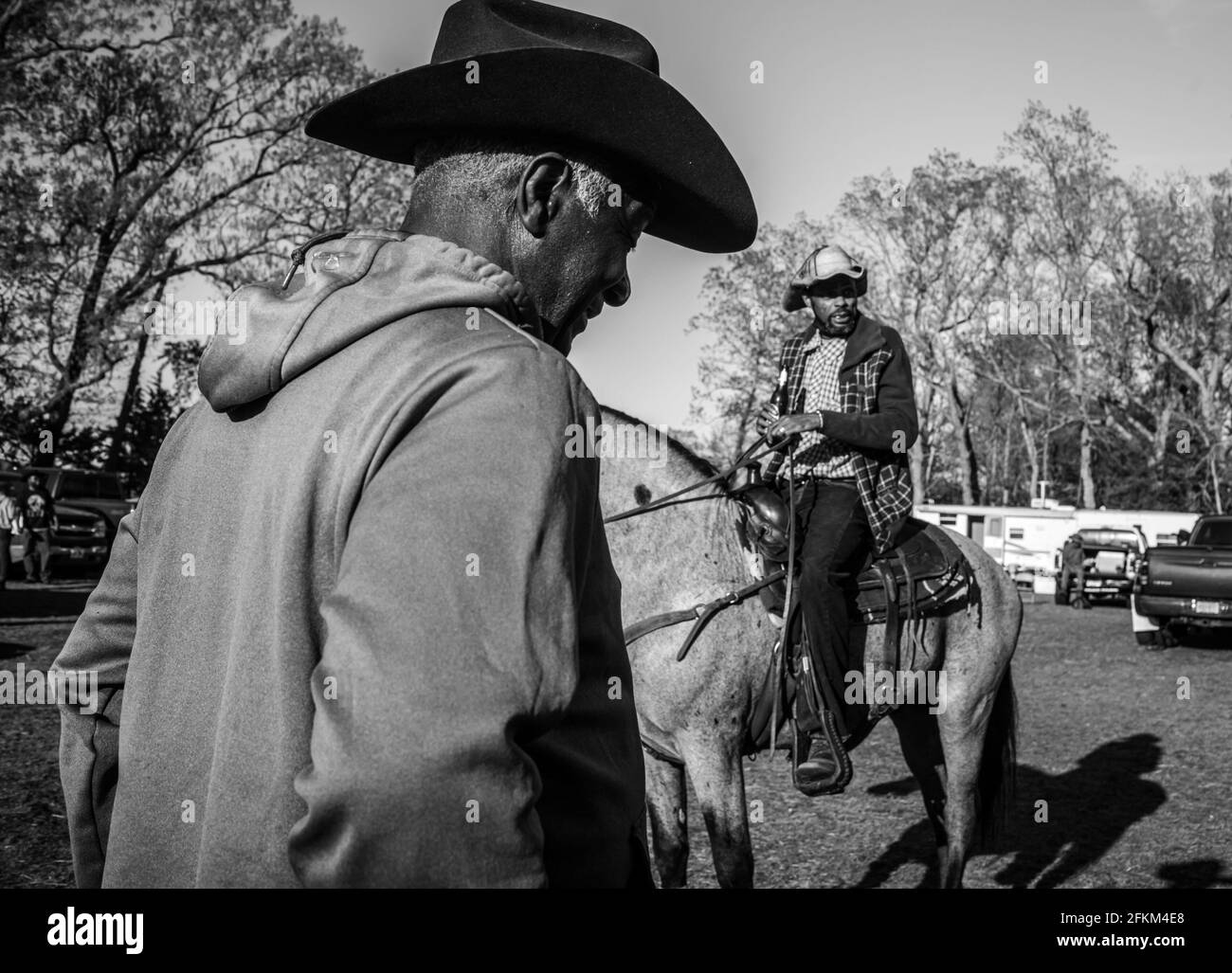 ACTO, New Jersey, Stati Uniti. 1 maggio 2021. BOB SNEAD di Harrisburg, Pennsylvania, a sinistra, e al LYNCH di Philadelphia, Pennsylvania parlano tra loro dopo un giro in pista ad Atco, New Jersey. Lynch, insieme ad altri cowboy e cowgirls, provenienti dal Maryland, Pennsylvania, New York e New Jersey, ha partecipato alle donazioni di fondi di toilety Riders di Crazy Faith per il Mt. Nebo Santa Chiesa Outreach Ministero del Monte Holly, N.J. Snead, e 8 volte campione mondiale di cavaliere e Lynch è cresciuto cavalcando cavalli dalle scuderie di Fletcher Street a Filadelfia e si è giocato anche nella versione Netflix 'concrete Cowboy Foto Stock