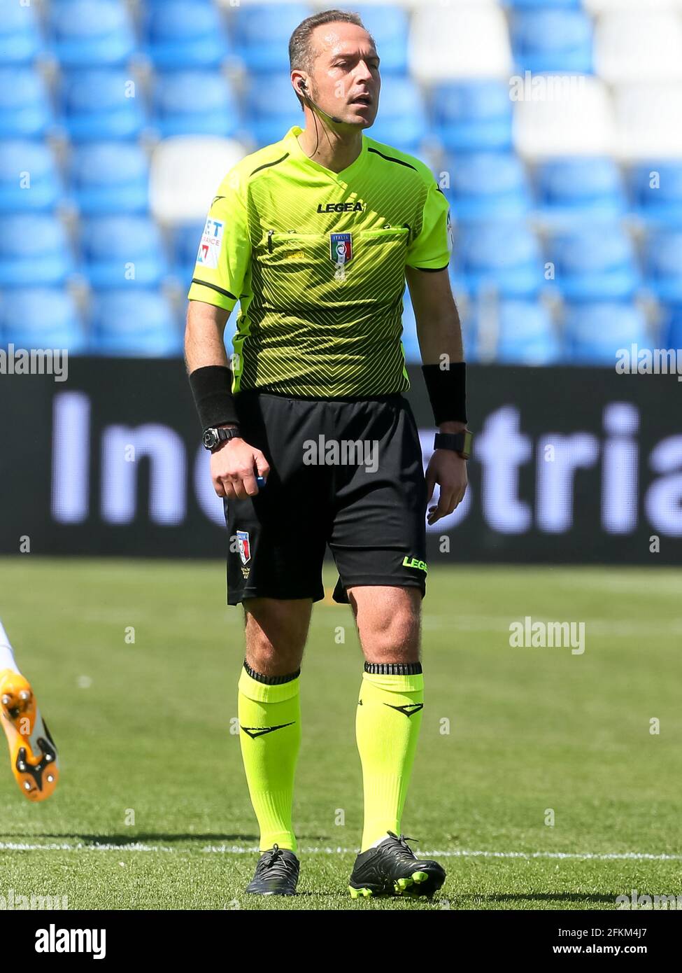 REGGIO EMILIA, ITALIA - 2 MAGGIO: Arbitro Luca Pairetto durante la serie A match tra Sassuolo e Atalanta Bergamo allo stadio Mapei il 2 maggio 2021 a Reggio Emilia (Foto di Ciro Santangelo/Orange Pictures) Foto Stock