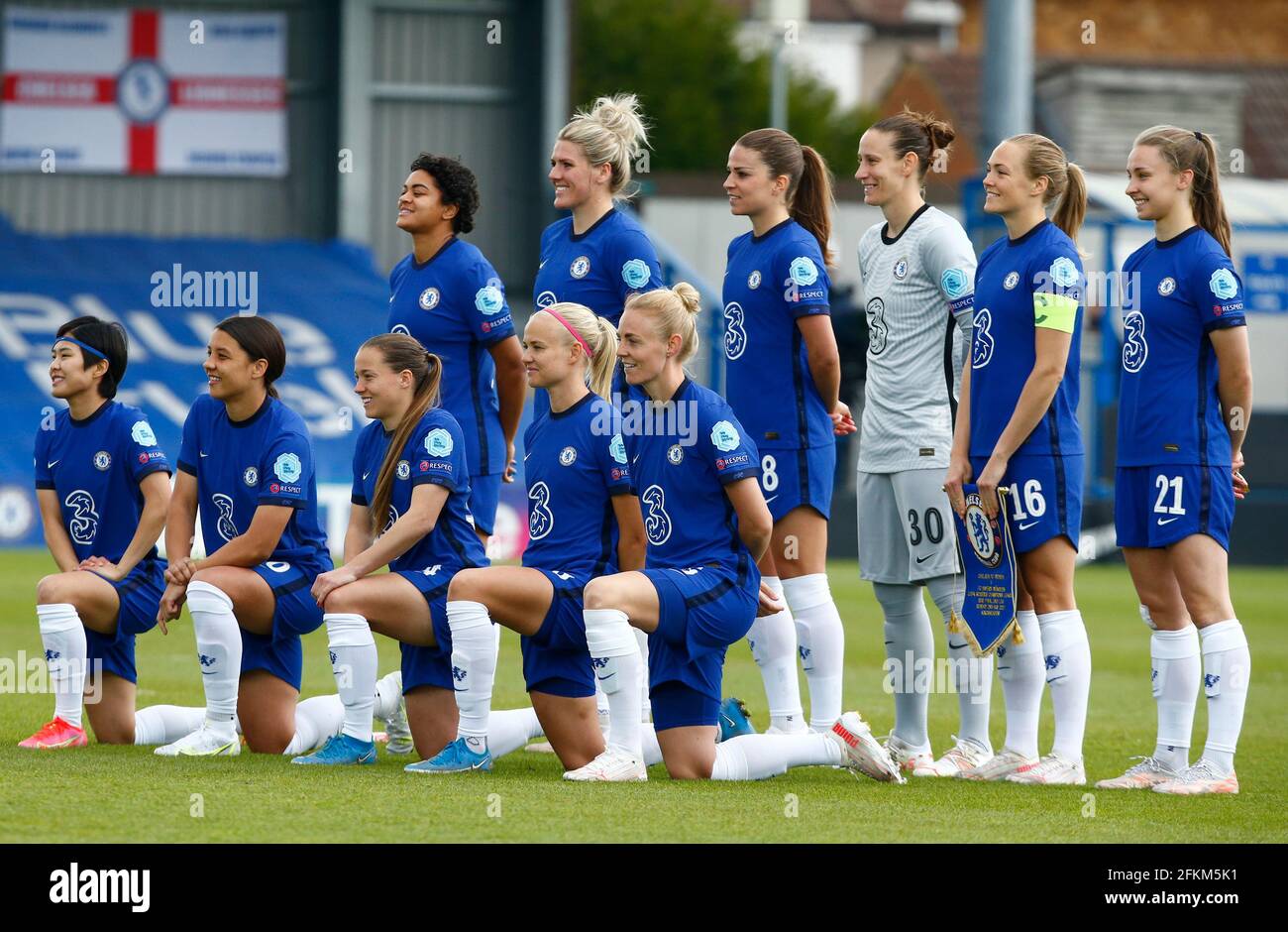 KINGSTON UPON THAMES, Regno Unito, 02 MAGGIO: Team Shoot prima del calcio d'inizio Back Row:- Chelsea Ladies Jessica carter, Chelsea Ladies Millie Bright, Chelsea Ladies Melanie Leupolz Chelsea Ladies Ann-Katrin Berger, Chelsea Ladies Magdalena Eriksson e Chelsea Ladies Niamh Charles Front Row:- da sinistra a destra Chelsea Ladies Ji so Yun, Chelsea Ladies Sam Kerr, Chelsea Ladies Fran Kirby, Chelsea Ladies Pernille Harder e Chelsea Ladies Sophie si inginiano durante la seconda tappa della Women's Champions League Semifinale tra Chelsea Women e FC Bayern München Ladies a Kingsmeadow, Kingston upon Thames, il 2 maggio Foto Stock
