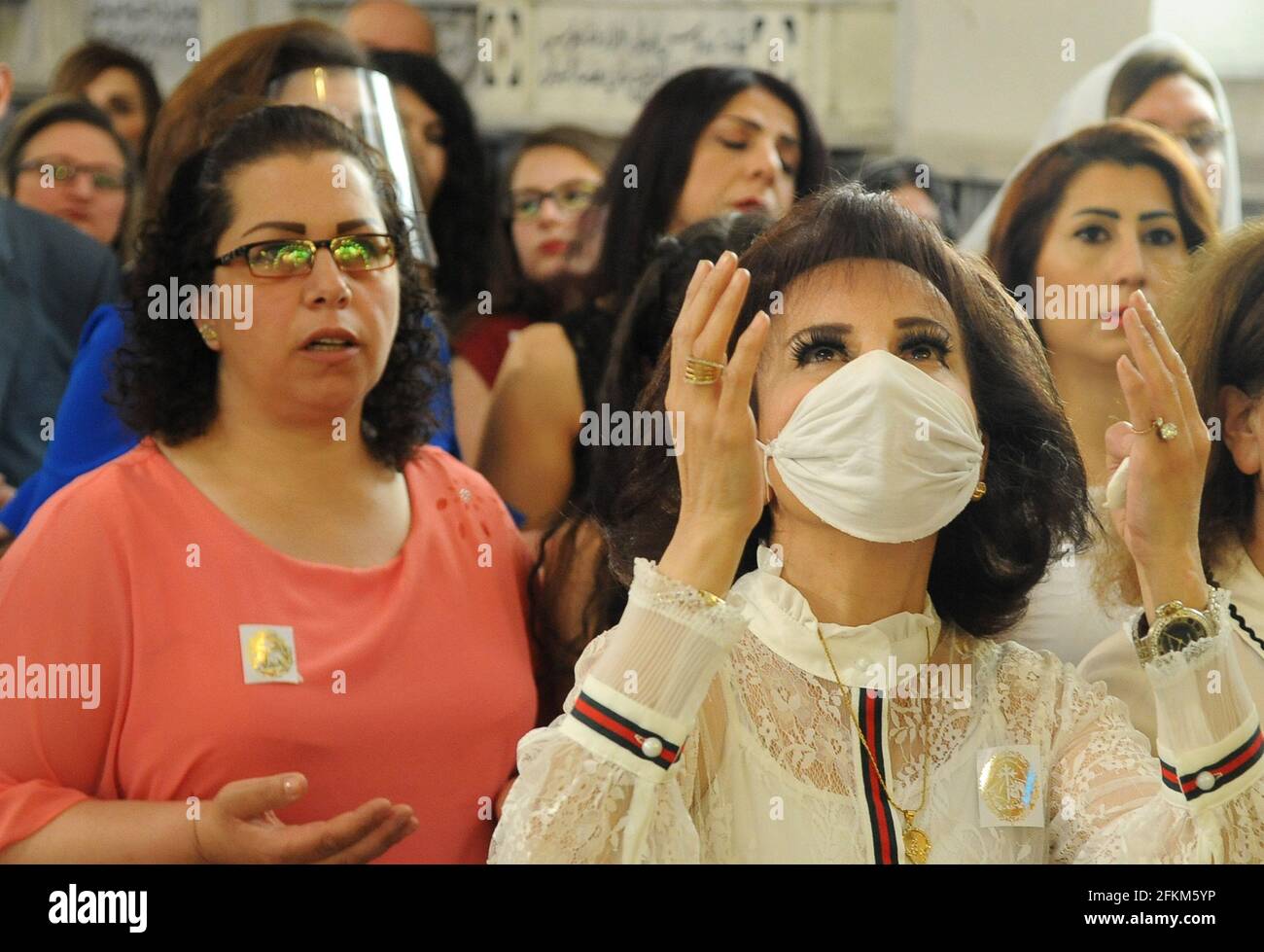 Damasco, Siria. 2 maggio 2021. La gente prega in occasione della Pasqua in una chiesa di Damasco, Siria, il 2 maggio 2021. Credit: Ammar Safarjalani/Xinhua/Alamy Live News Foto Stock