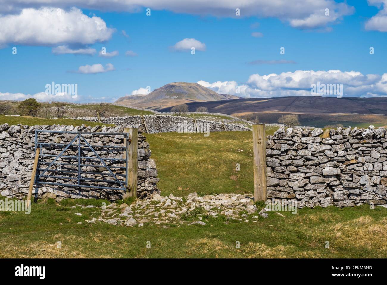 Lo Yorkshire Dales tre picchi presi da Smearsett Scar vicino a stabilirsi a Craven Foto Stock