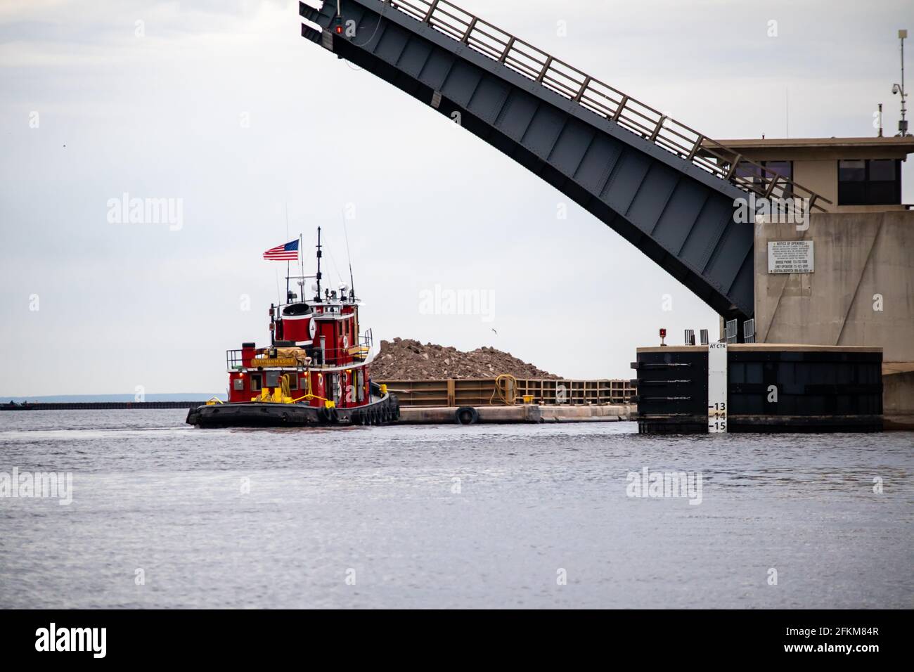 Marinette, Wisconsin, USA, 1 maggio 2021, Ponte sul fiume Menominee su Ogden Street a Marinette / 1st Street a Menominee apre per tugboat Foto Stock