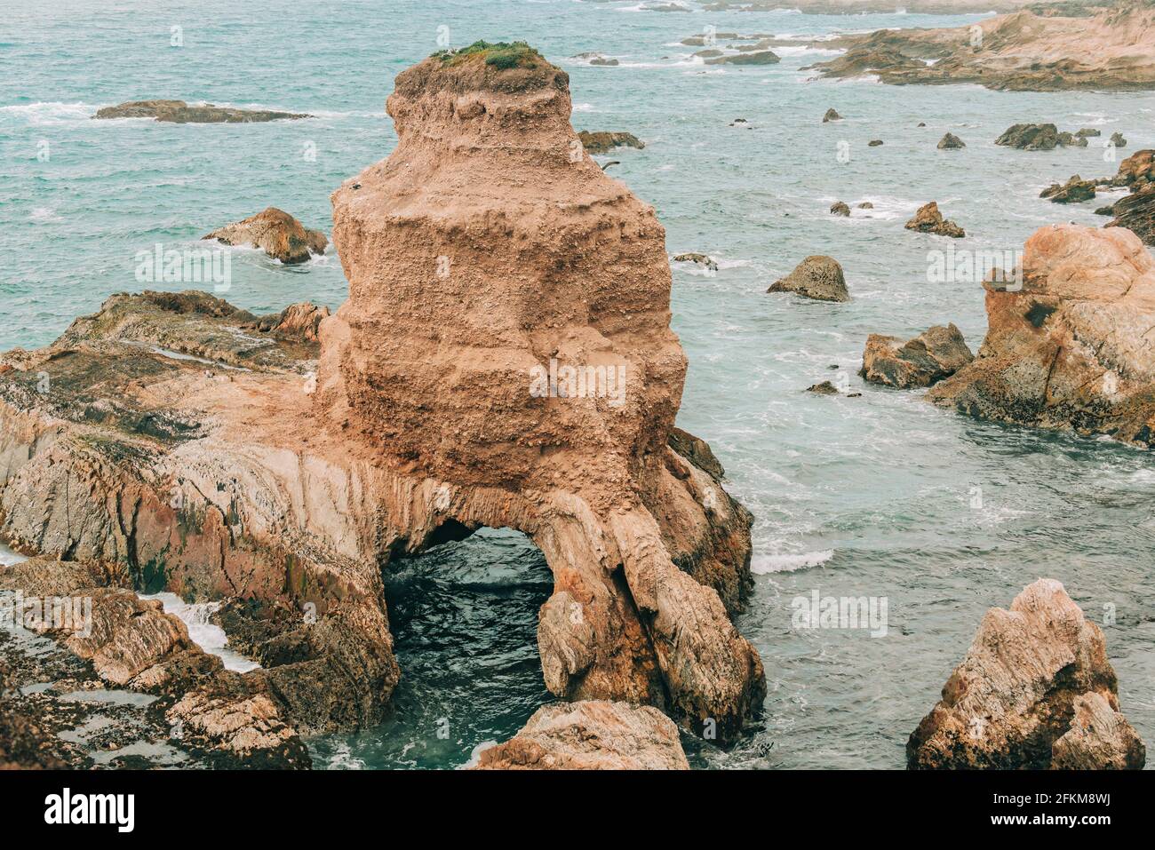 Grotto Rock lungo il Bluff Trail nel Montana de Oro state Park, Los Osos, California Central Coast Foto Stock
