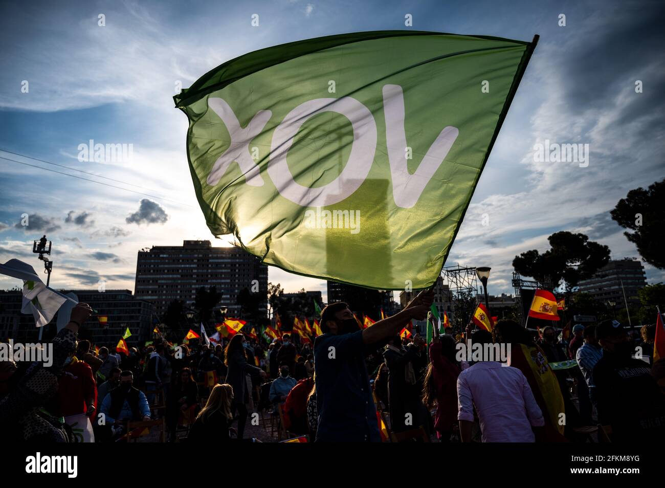 Madrid, Spagna. 02 maggio 2021. Un sostenitore del partito VOX di estrema destra che sventolerà una bandiera durante un rally dell'ultimo giorno di campagna in vista delle elezioni regionali di Madrid che si svolgeranno il 4 maggio 2021. Credit: Marcos del Mazo/Alamy Live News Foto Stock