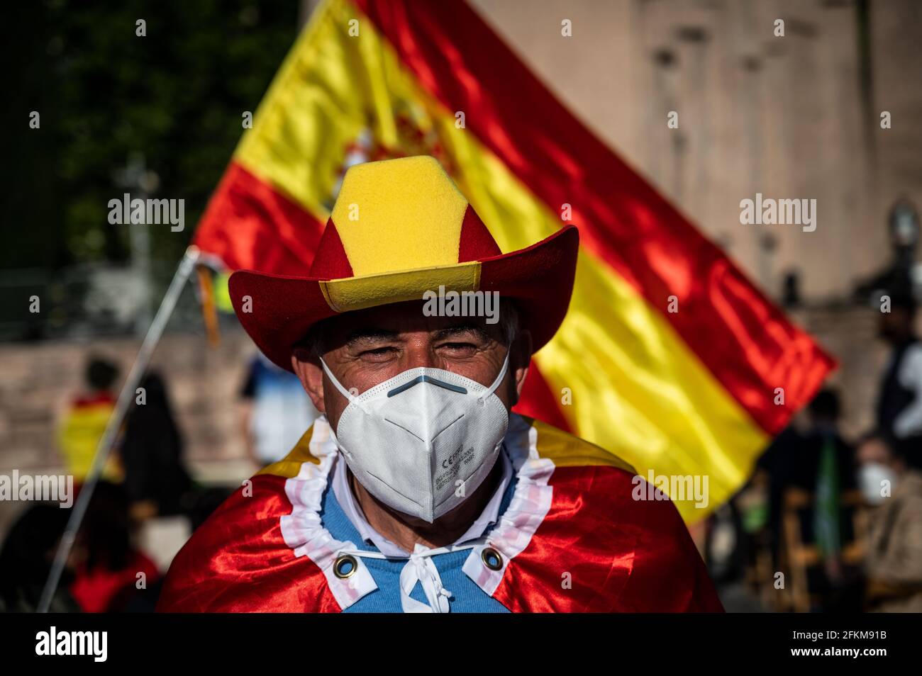 Madrid, Spagna. 02 maggio 2021. Un sostenitore del partito VOX di estrema destra indossando abiti con la bandiera spagnola durante un rally dell'ultimo giorno di campagna in vista delle elezioni regionali di Madrid che si svolgeranno il 4 maggio 2021. Credit: Marcos del Mazo/Alamy Live News Foto Stock