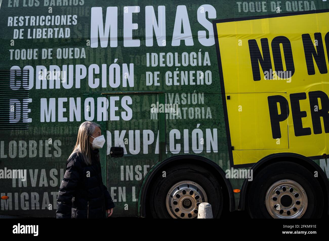 Madrid, Spagna. 02 maggio 2021. Una donna passa davanti a un annuncio posto su un autobus di partito VOX di estrema destra durante un rally per l'ultimo giorno di campagna in vista delle elezioni regionali di Madrid che si svolgeranno il 4 maggio 2021. Credit: Marcos del Mazo/Alamy Live News Foto Stock