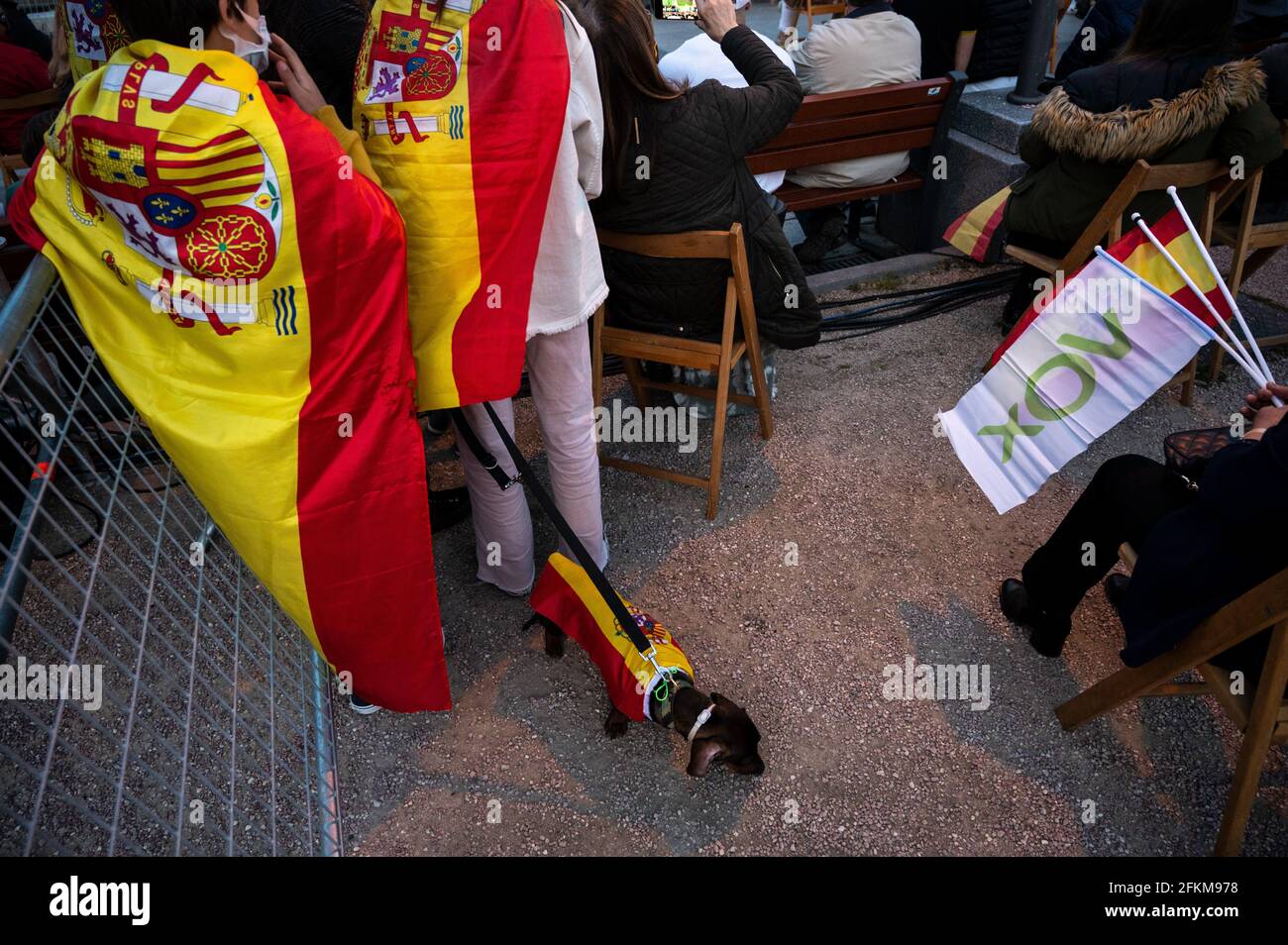 Madrid, Spagna. 02 maggio 2021. Sostenitore del partito VOX di estrema destra durante un rally per l'ultimo giorno di campagna in vista delle elezioni regionali di Madrid che si svolgeranno il 4 maggio 2021. Credit: Marcos del Mazo/Alamy Live News Foto Stock